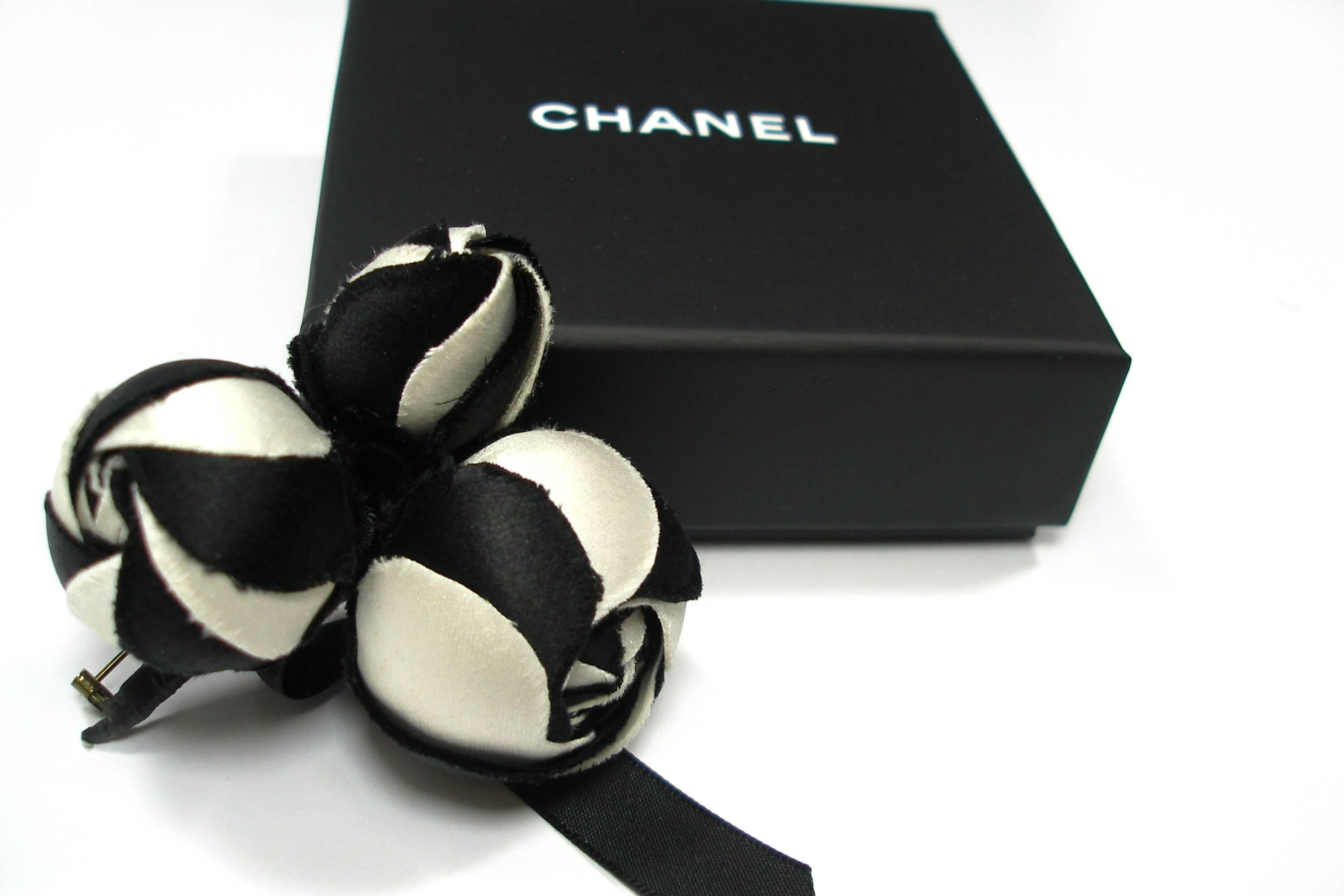 1980's Chanel Camellia Flower Black and white silk Brooch / Excellente Condition In Excellent Condition In VERGT, FR