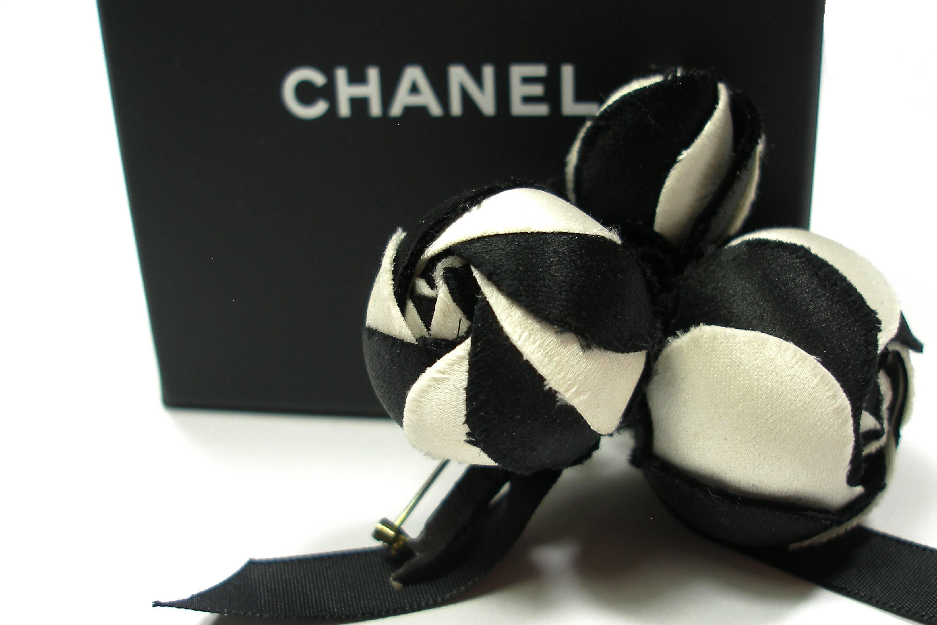 1980's Chanel Camellia Flower Black and white silk Brooch / Excellente Condition 2