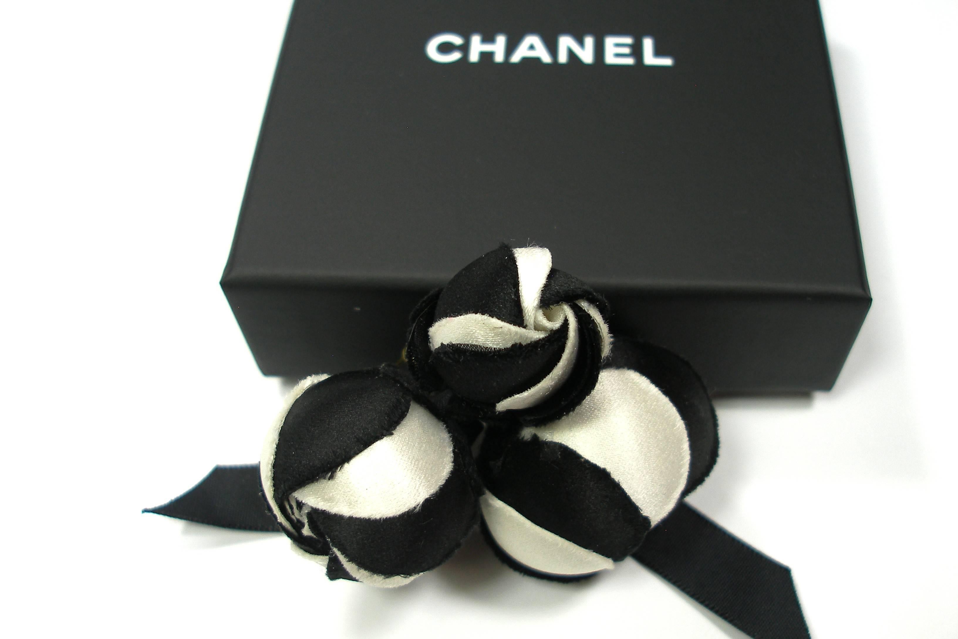 Women's 1980's Chanel Camellia Flower Black and white silk Brooch / Excellente Condition