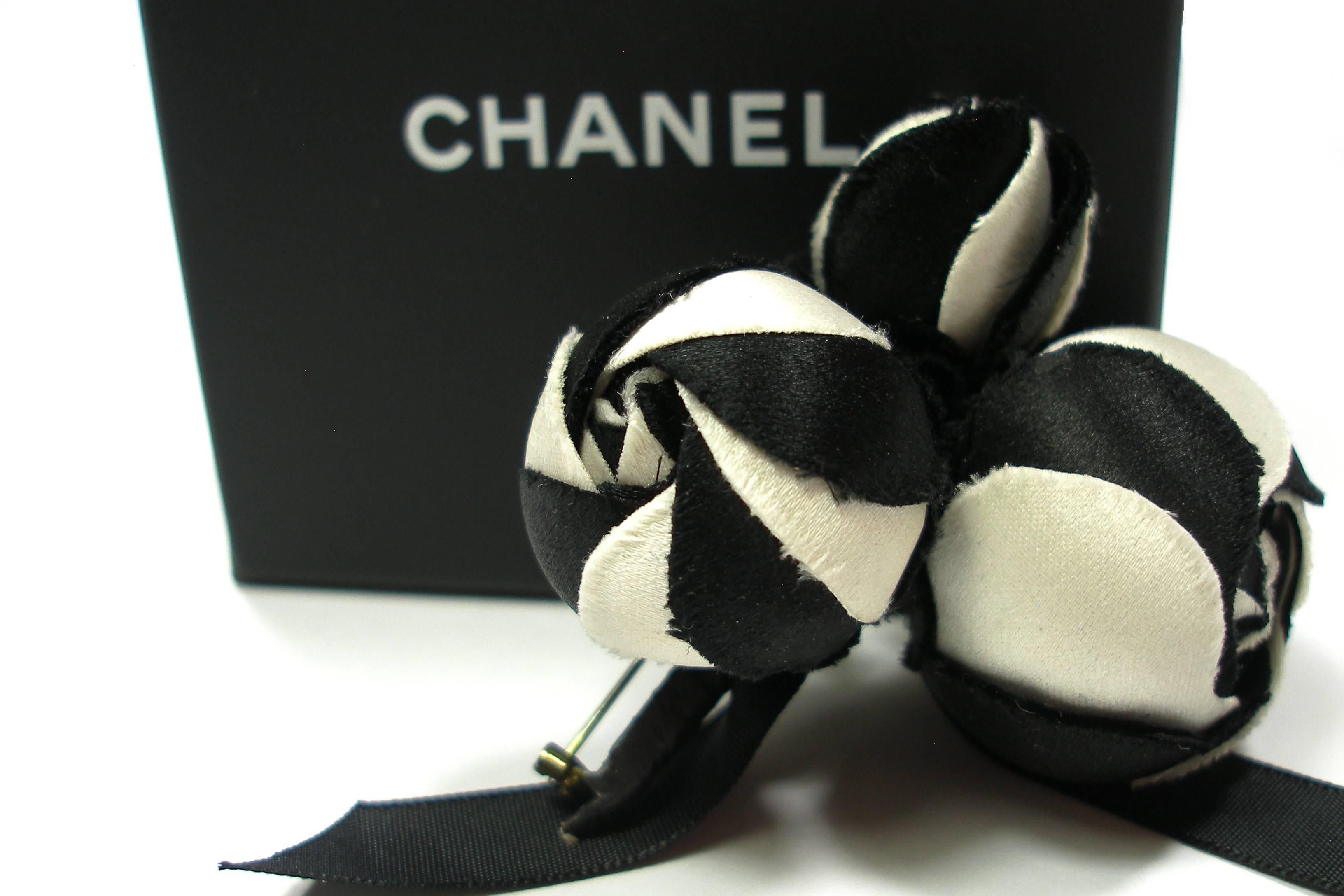 1980's Chanel Camellia Flower Black and white silk Brooch / Excellente Condition 3