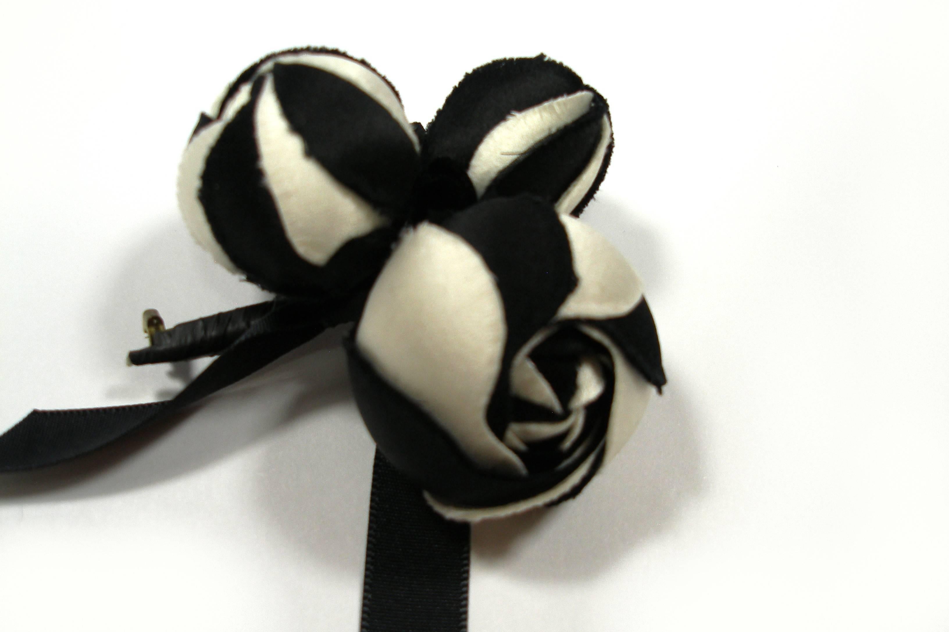 1980's Chanel Camellia Flower Black and white silk Brooch / Excellente Condition 4