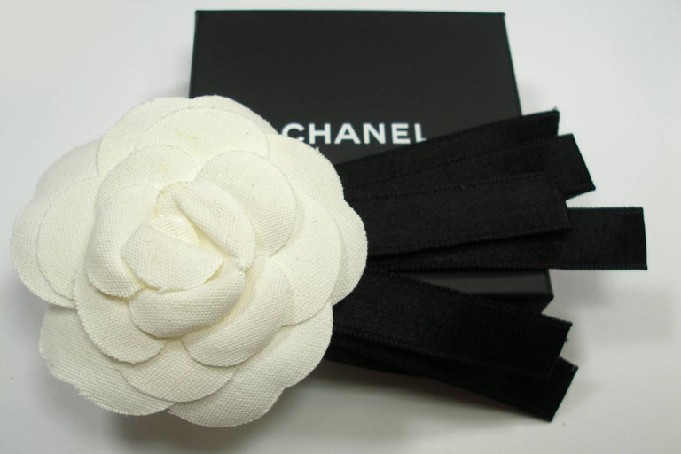 Classic Vintage Chanel Camellia and ribbon brooch / Good condition at ...