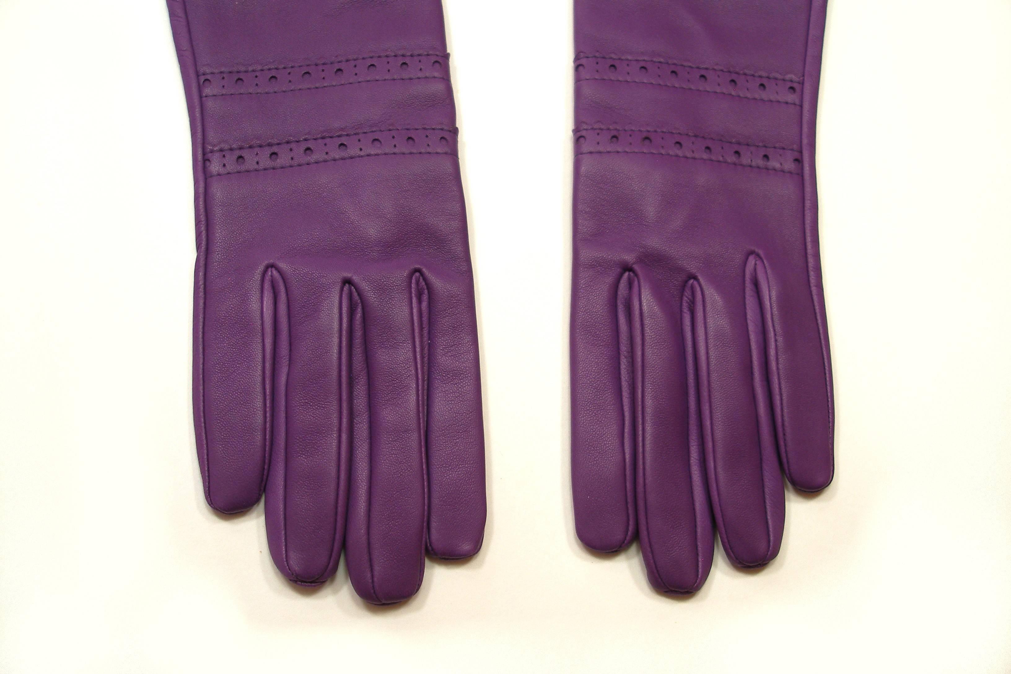  Very Nice color ! 
 Hermès Long gloves in Ultra Purple lambskin leather .
 Brand new 
 Size : 7.5 
 Longueur totale : 40 cm
 Sorry no box 
 INTERNATIOANALS BUYERS : TAXES ARE INCLUDED FOR THIS ITEM .
 