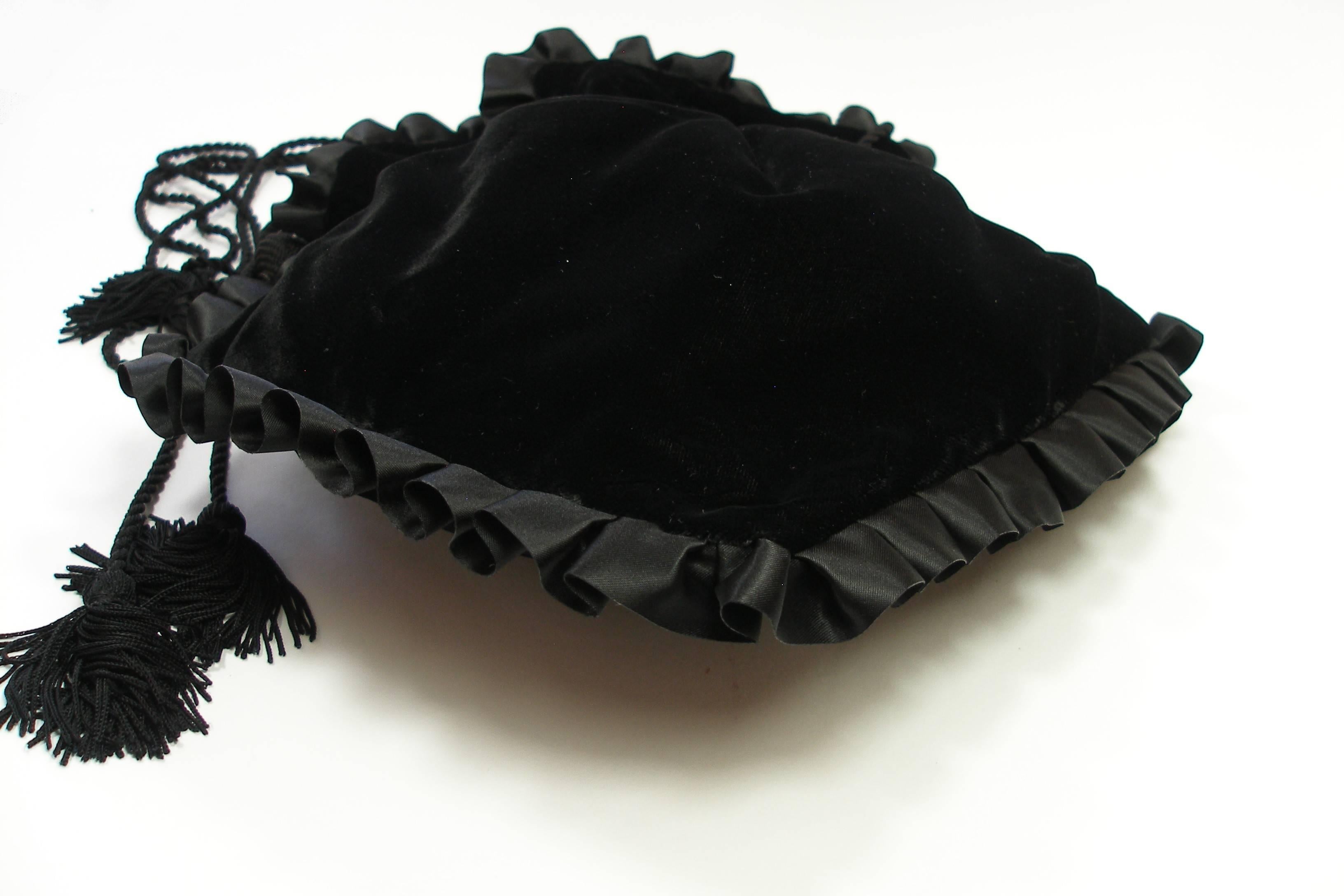 Yves Saint Laurent Vintage Black Velvet Satin Evening Bag /Excellente condition In Excellent Condition In VERGT, FR