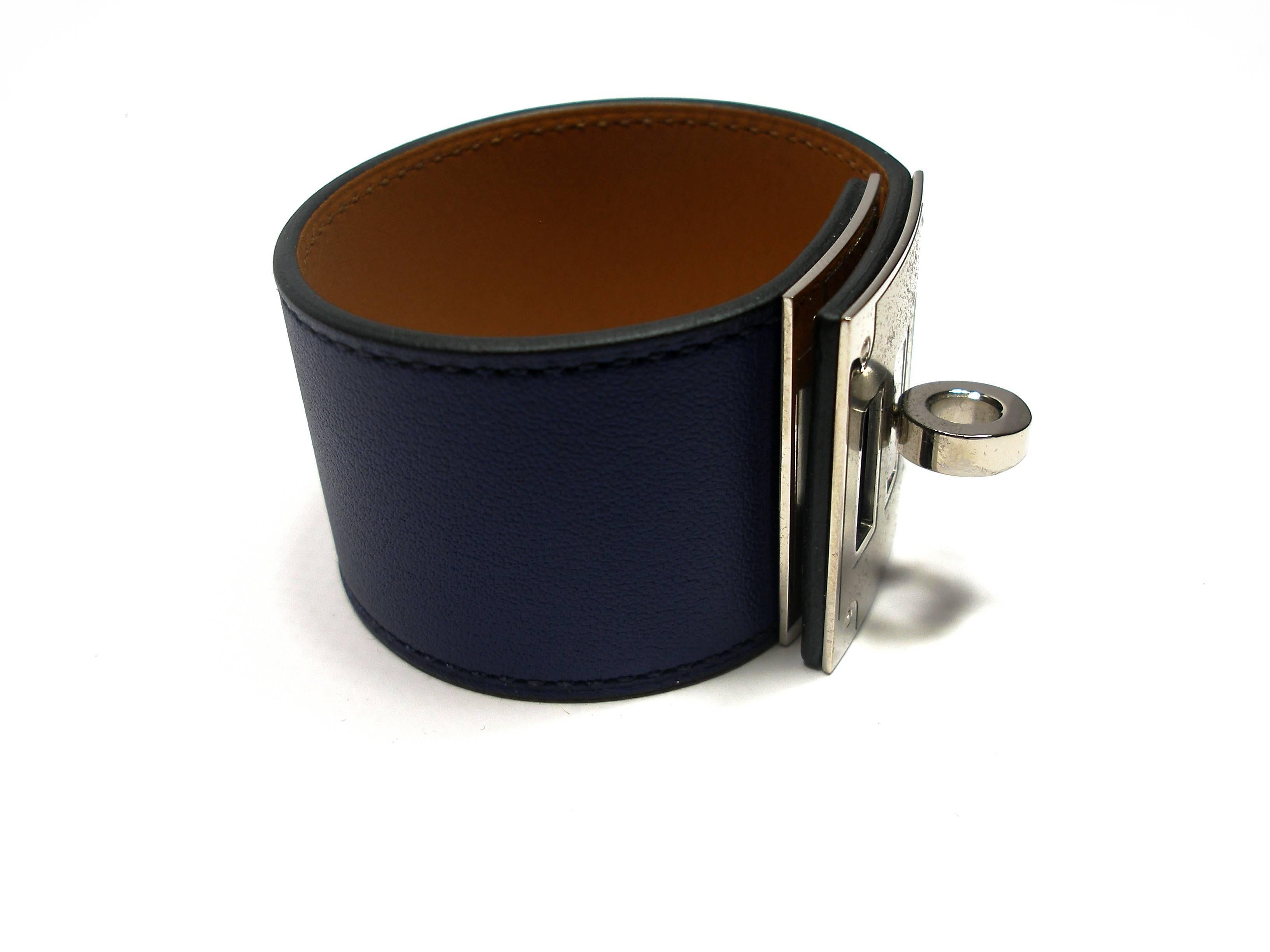 IMPOSSIBLE TO FIND in Hermès shop 
Kelly Dog Bracelet 
Palladium Hardware 
Color : bleu saphir
Swift calfskin
Small Size  
Largeur : 3.4 cm 
3 possibility of fasteners 
1 to 16 cm or 6.29 inches
1 to 17 cm or 6.69 inches
1 to 18 cm or 7.08