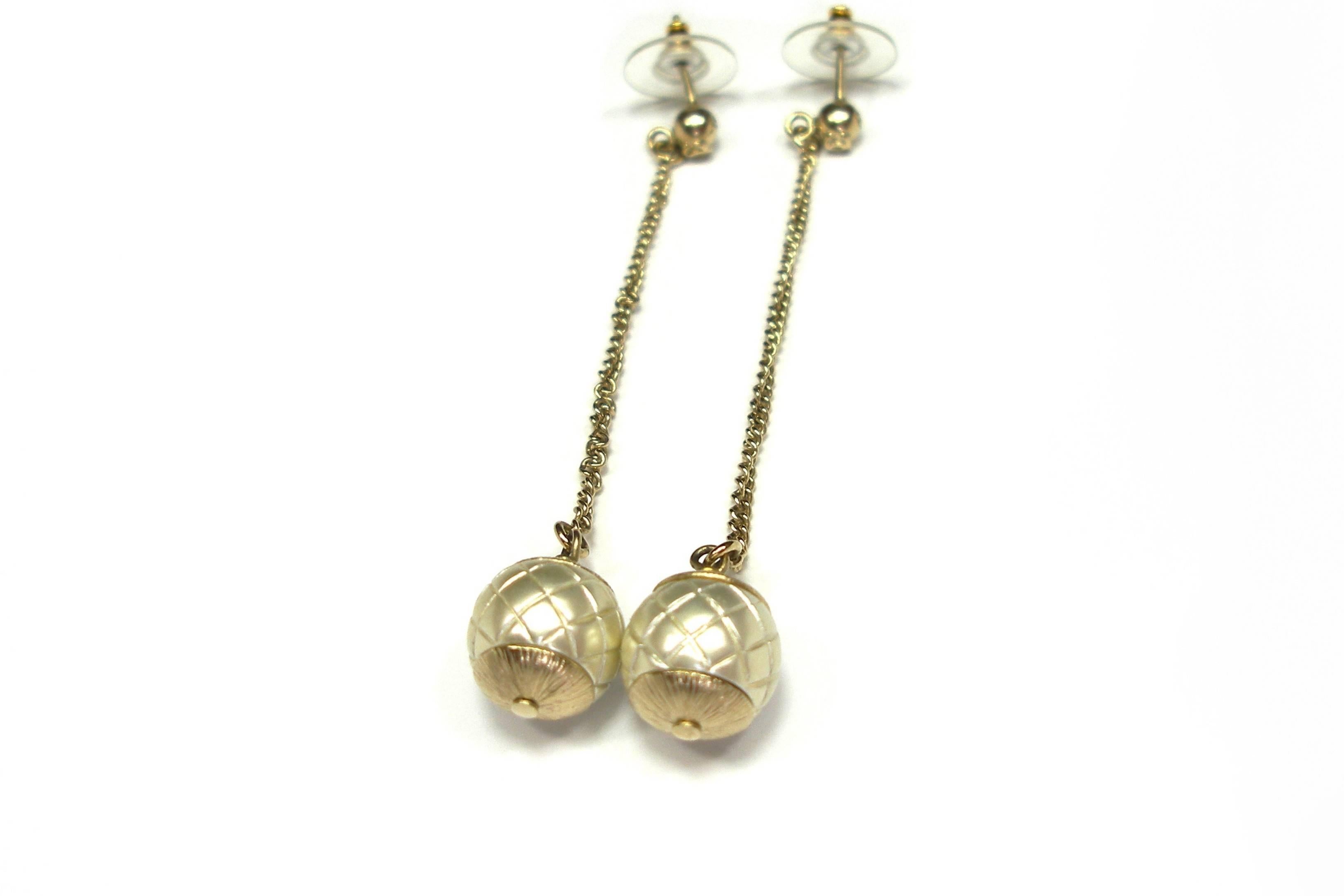 IMPOSSIBLE TO FIND 
Chanel Classic Long Earrings 
Matelassé pearl and CC logo 
Longueur : 7.5 cm 
Code date : B 16 cc P
Good Condition 
Please note : a stem of one  earring hardly - marked
It's comes with Chanel box and ribbon 
INTERNATIOANALS