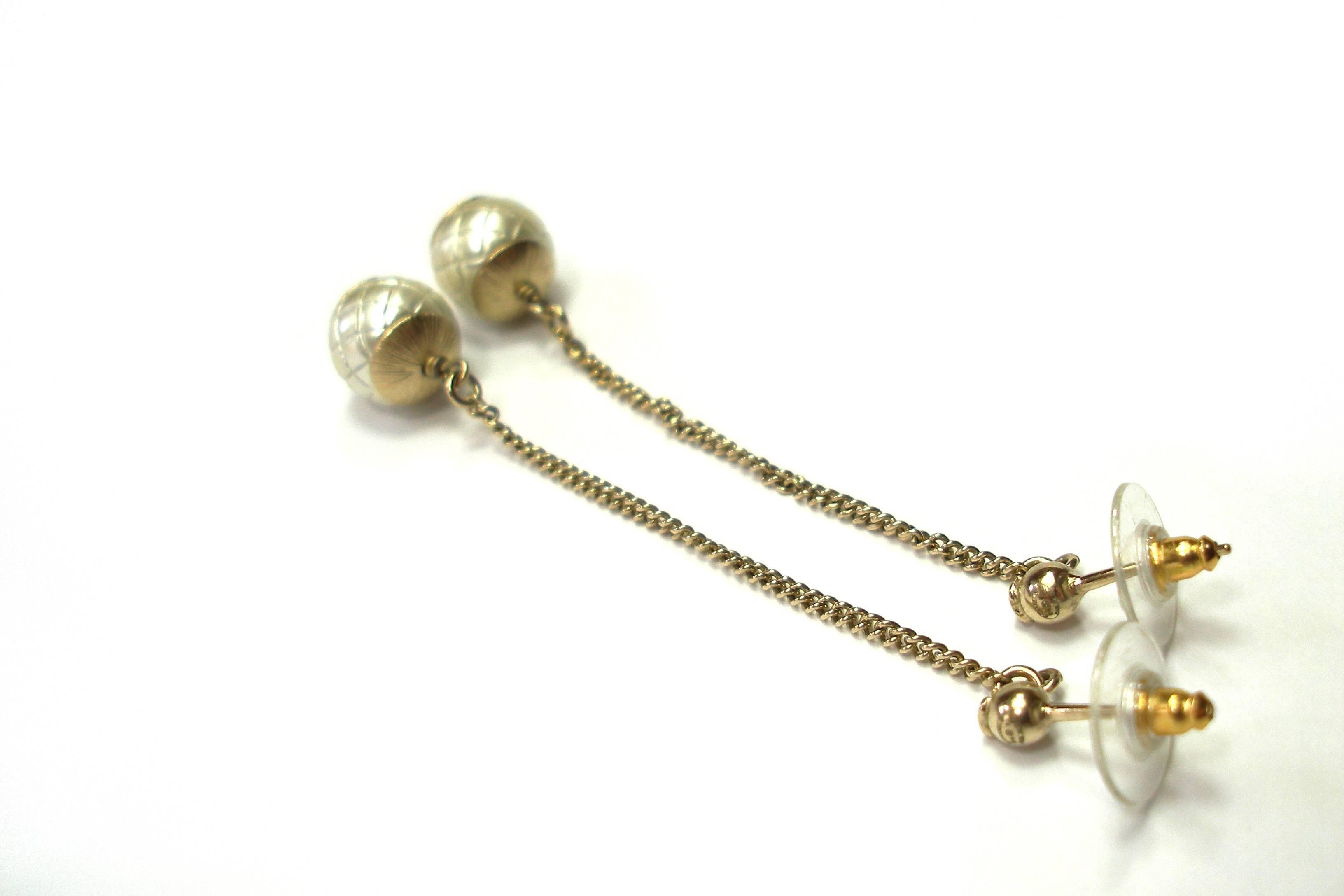 RARE IMPOSSIBLE TO FIND  Chanel CC Logo matelassé Pearl Long Chain Earrings In Good Condition In VERGT, FR