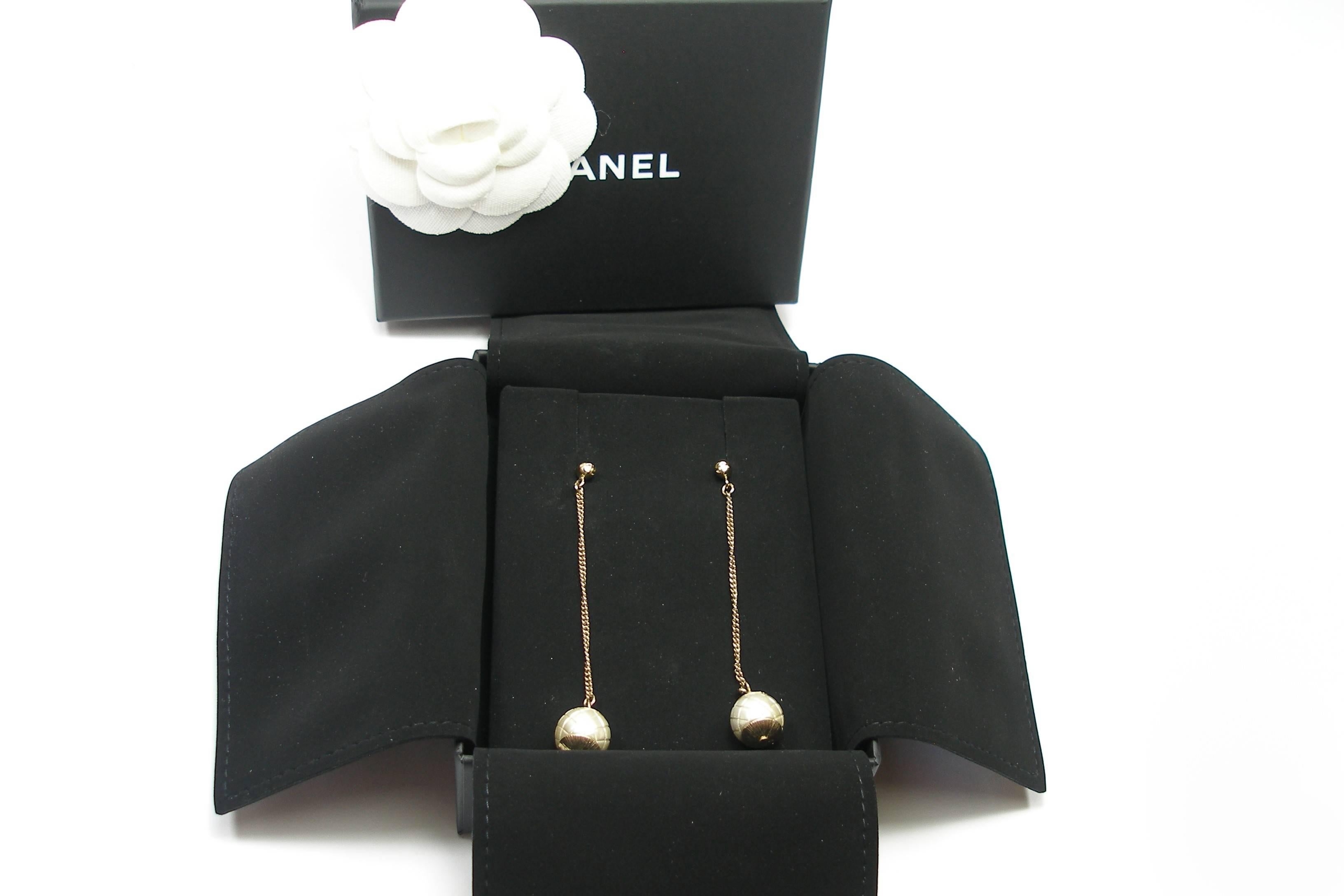 RARE IMPOSSIBLE TO FIND  Chanel CC Logo matelassé Pearl Long Chain Earrings 1