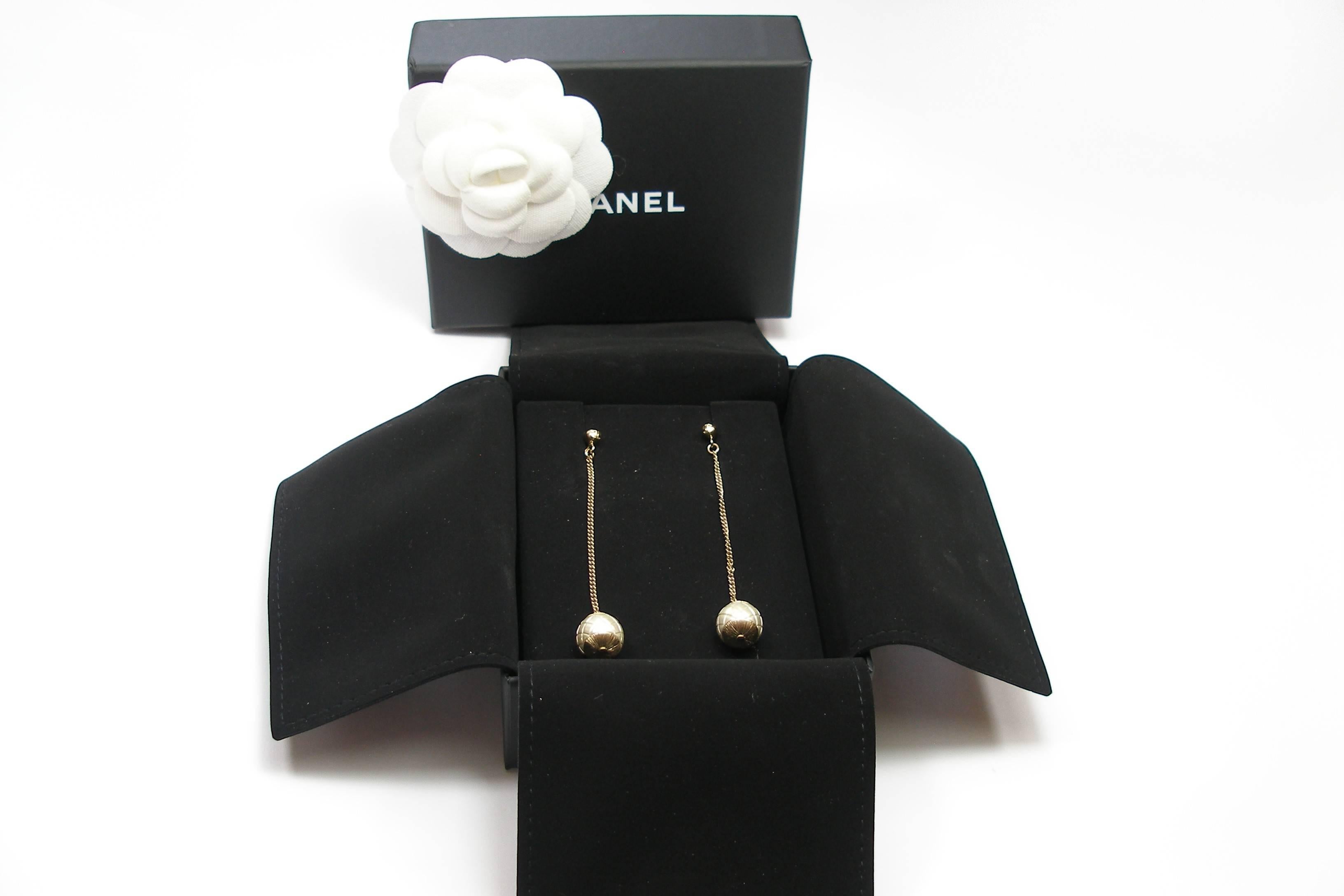 RARE IMPOSSIBLE TO FIND  Chanel CC Logo matelassé Pearl Long Chain Earrings 2