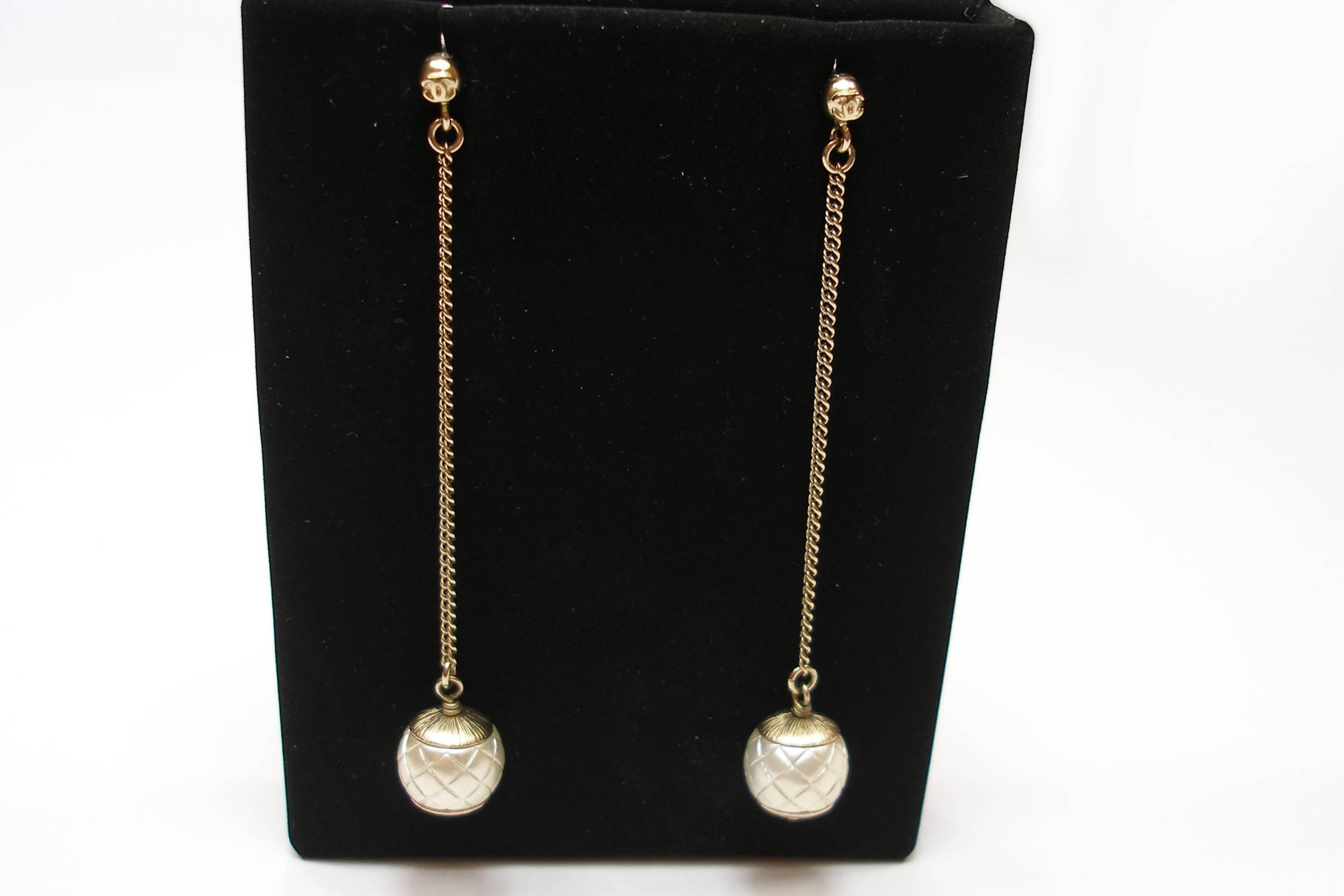 RARE IMPOSSIBLE TO FIND  Chanel CC Logo matelassé Pearl Long Chain Earrings 3