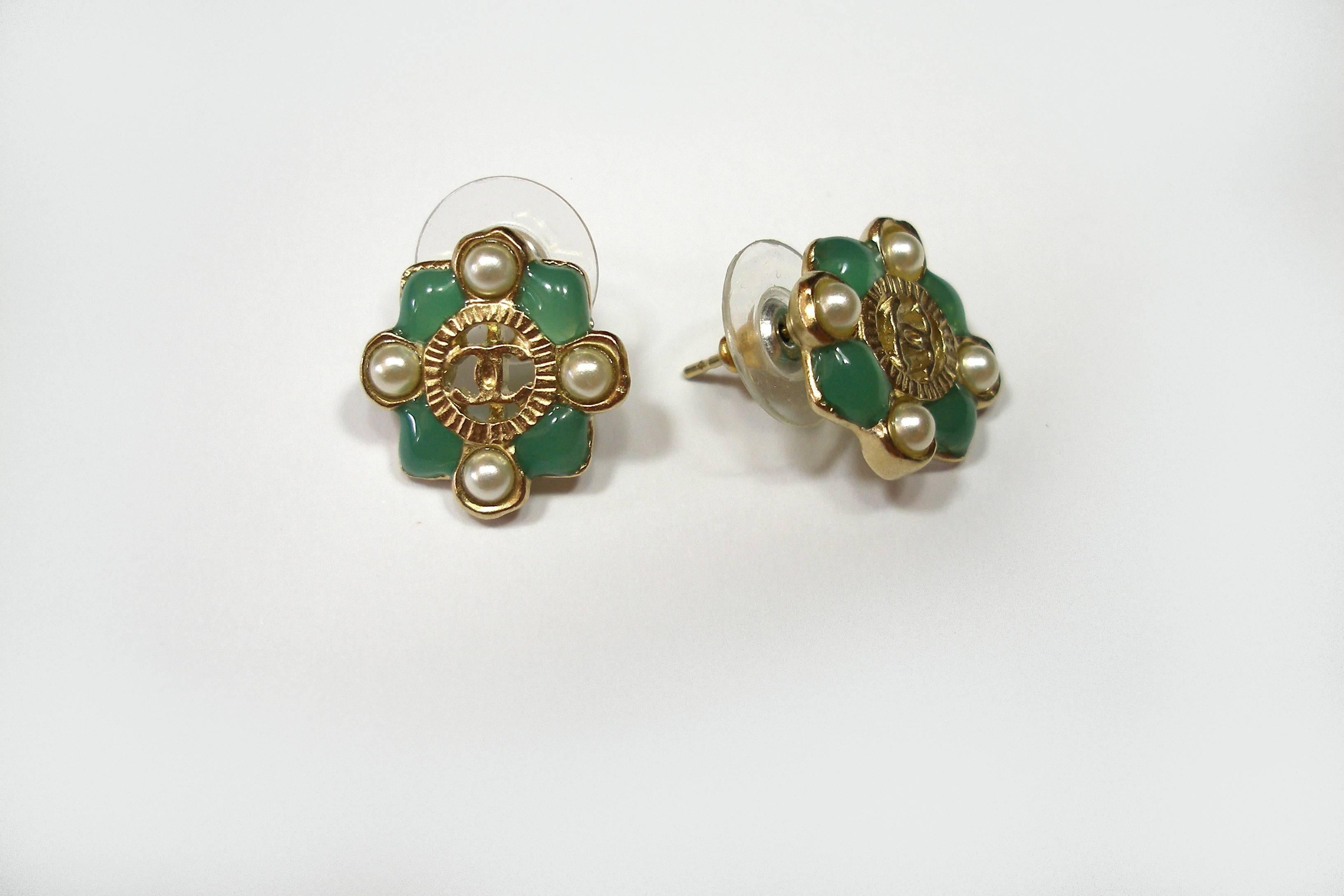 Beautiful Chanel CC translucent green earrings with champagne gold métal
CC logo in the middle and 4 beads
Green and crème color 
Code date : A16CCP
Small size
Dimensions : 1.5 X 1.5 cm 
its comes with Chanel box and ribbon
INTERNATIONALS BUYERS