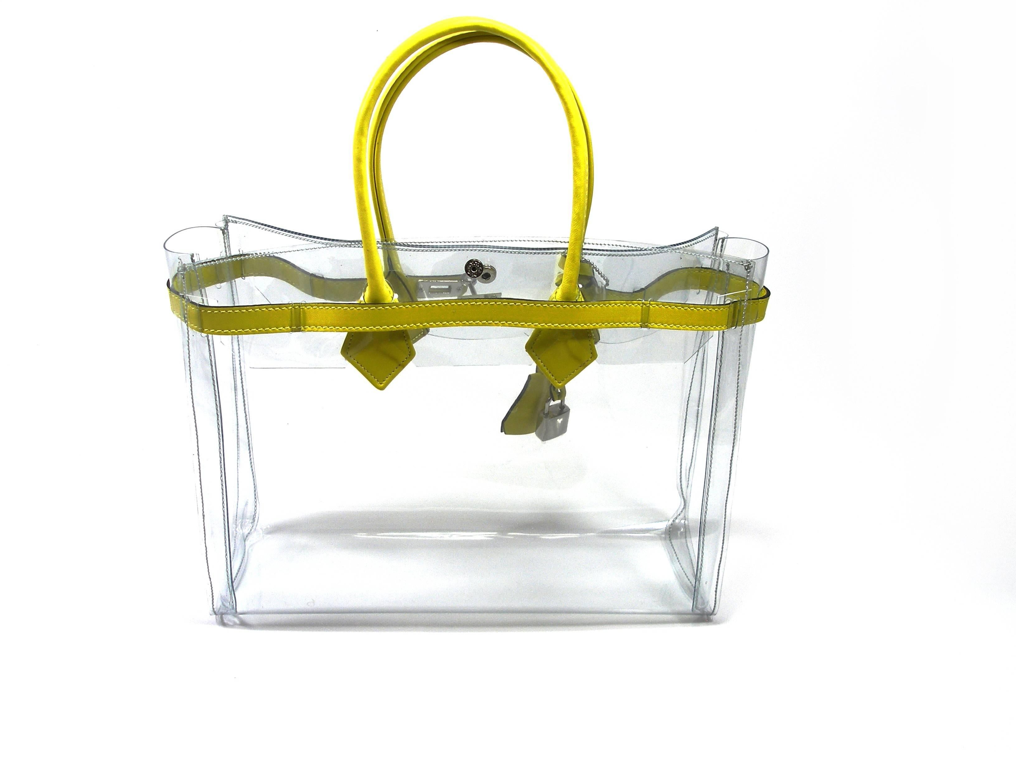 MA-GNI-FIC 
Our own production and brand filed Mon Autre Sac ® 
Highlight your luxury accessories!
Nice Pvc  and Leather Bag 
Cabas Diamant 
Size :  L 32 X H 24 X P 12
Yellow leather
PVC 
Brand New
Its comes with dustbag Mon Autre Sac