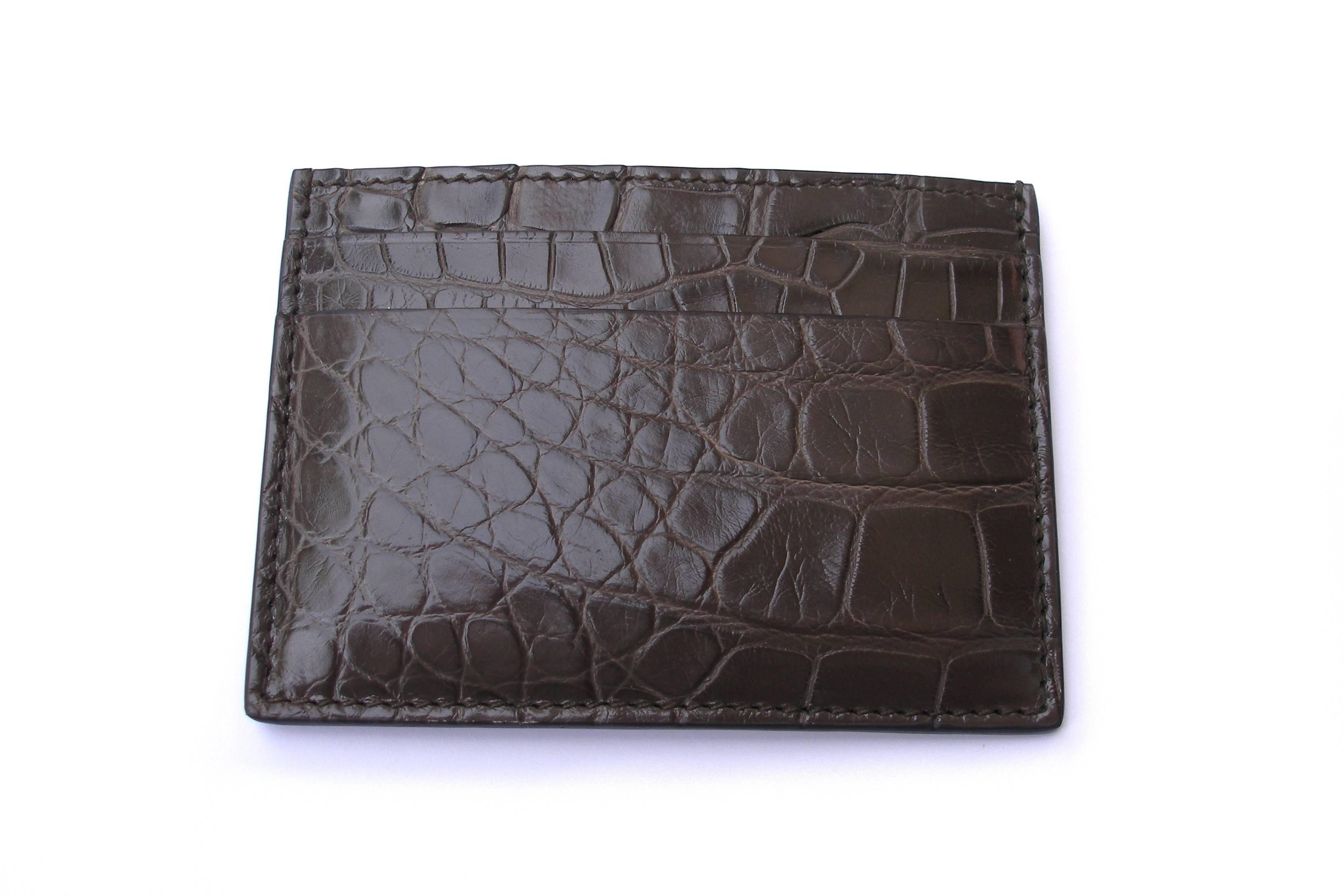  WONDERFULL 
 Slim card case in crocodile Gucci 
 Retail price 820 $
Absoluty Brand New , never used
Its comes with Gucci dust bag
Sorry no box 
 Millémiun ( grey ) color  crocodile
 Five card slots
 4"W x 2.75"H
 Made in Italy
