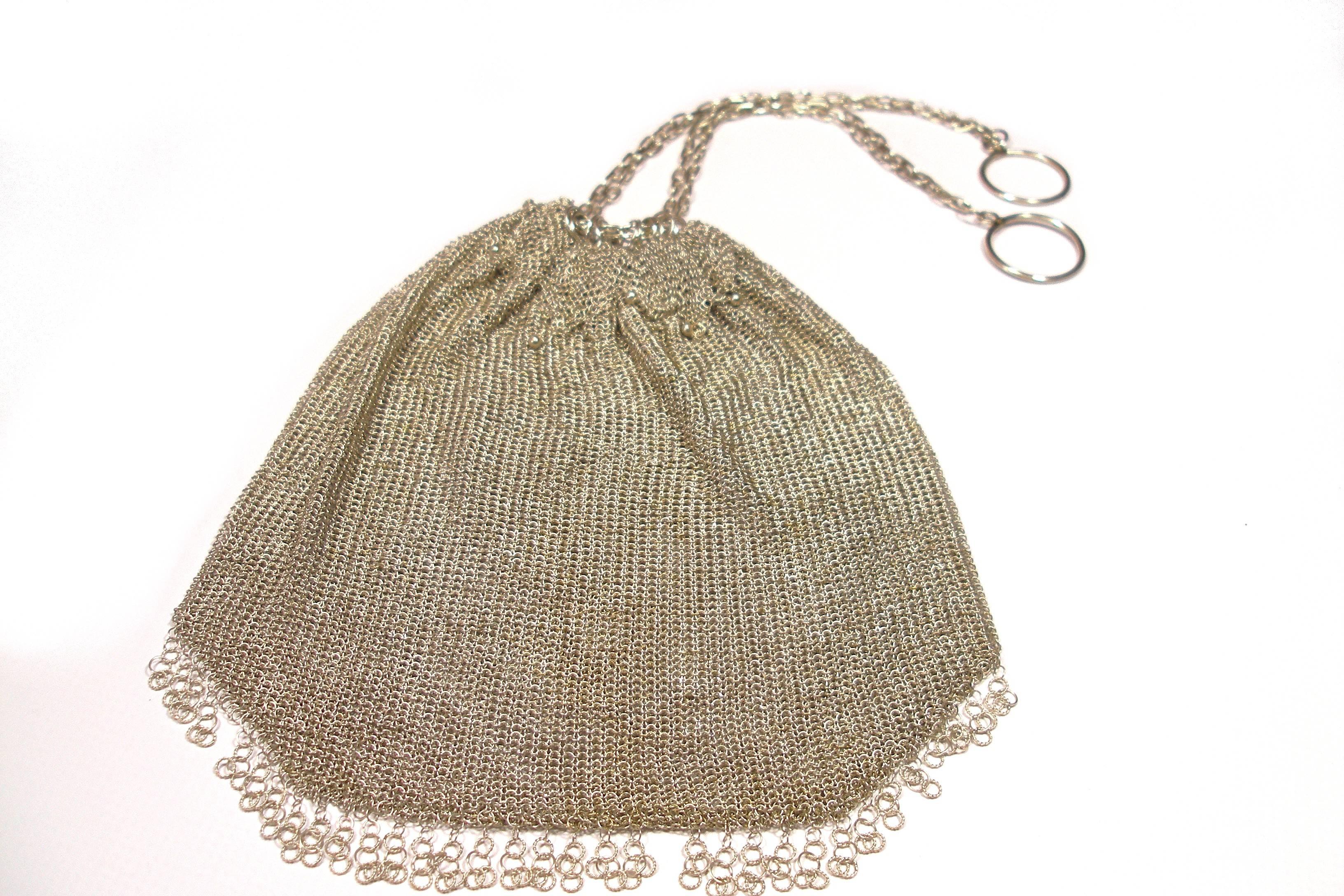 COLLECTIBLE ITEM !
Superb large purse in mesh rating
 Entirely in SILVER SILVER. 
Punches "weevil" (one of the French punches for money). Object of the late 19th century or early 20th century
Dimensions: 14 x 16 cm. Good condition.
Weight: