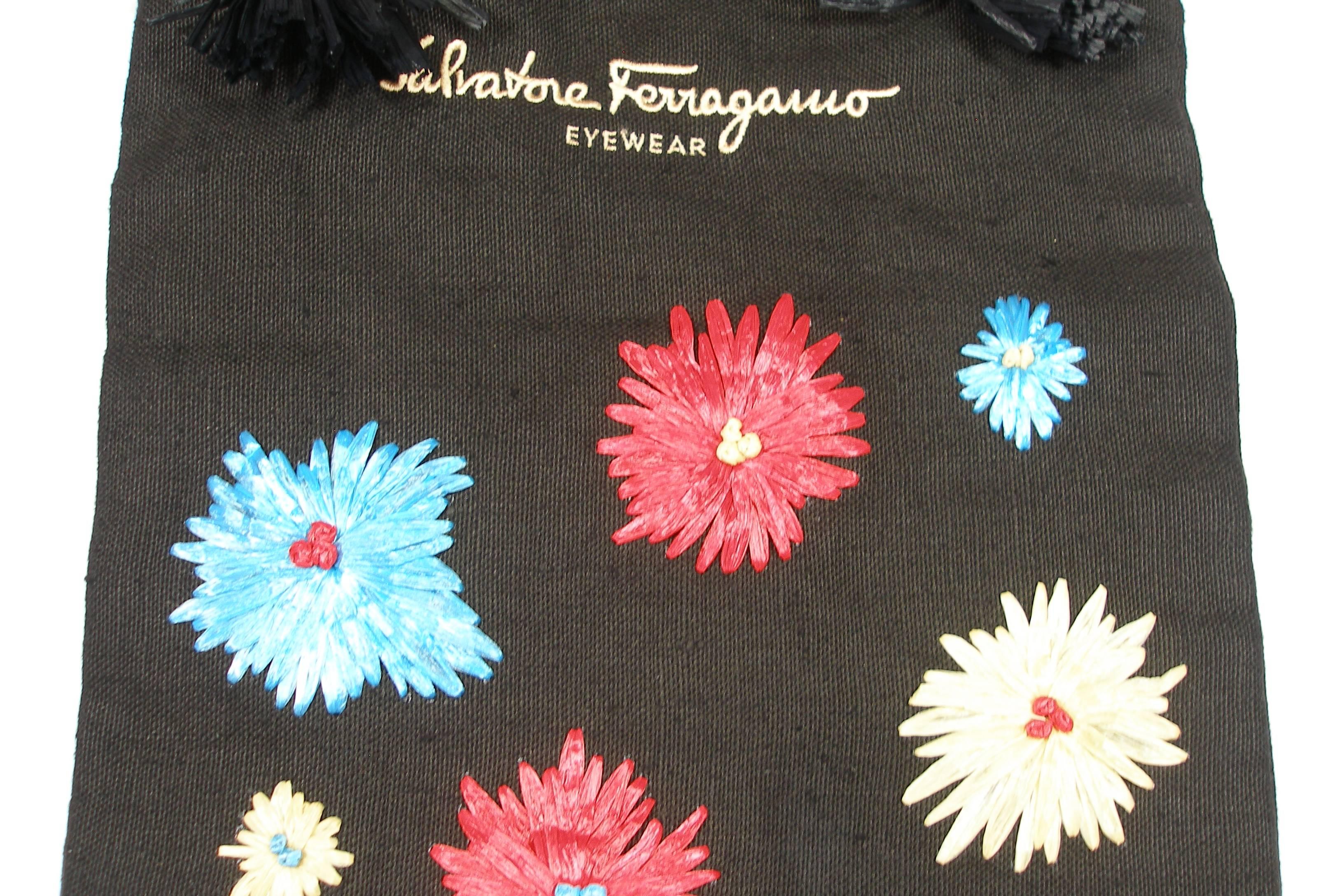 Stunning Handbag Salvatore Ferragamo 
Rafia flowers and Lin 
Size : 29 x 33 cm
Strap in rafia : 20 cm 
Very good condition 
Sorry no box 
INTERNATIONALS BUYERS CUSTOMS DUTIES AND TAXES ARE INCLUDED .
