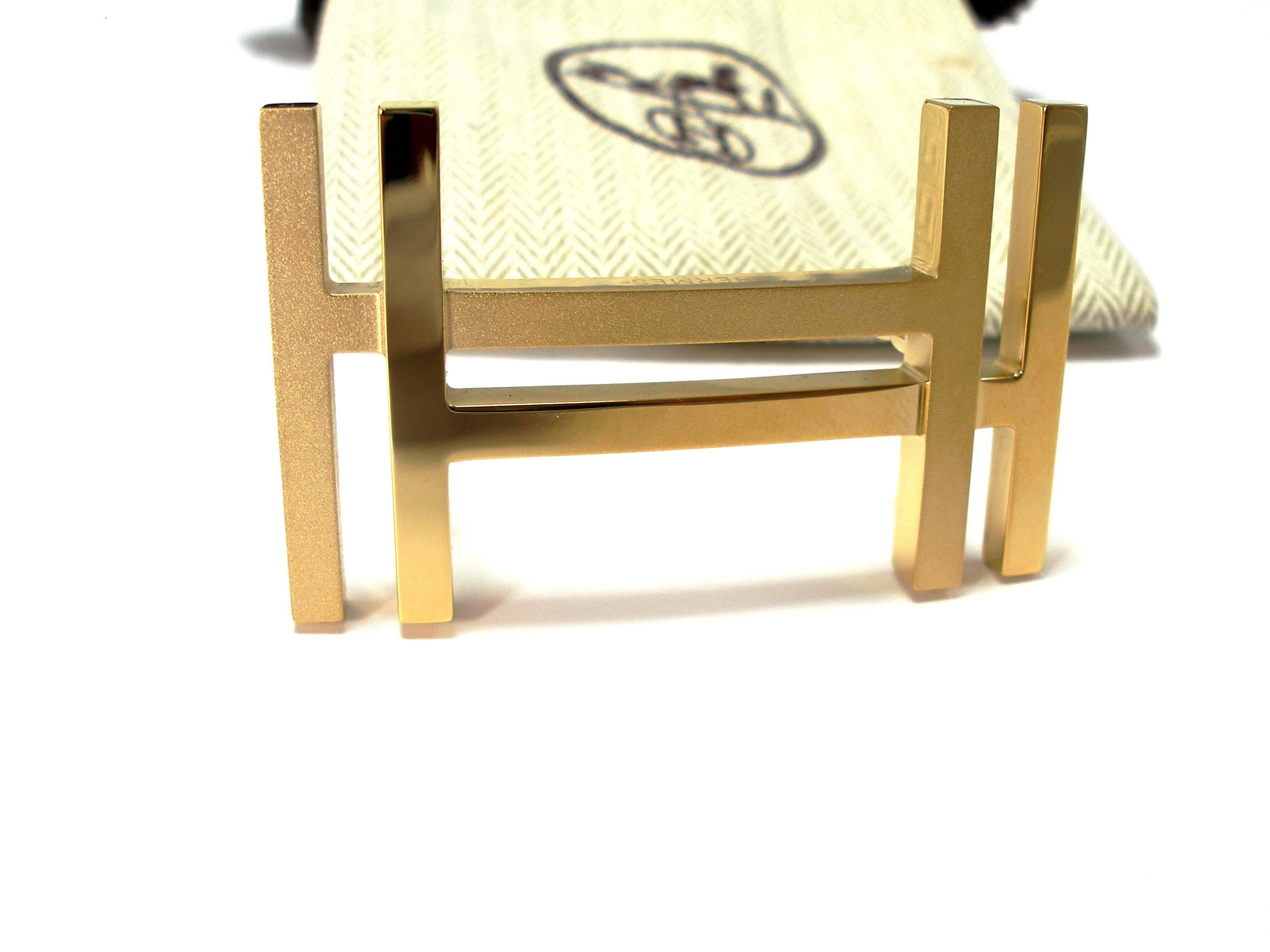 RARE  GOLD PLATED HERMES BUCKLE 
H AU CARRE 
GOLD PLATED MAT AND BRILLANT 
Belt Buckle in dust bag
Good Condition ( barely visible splinters )
For strap in 3.2 cm / only buckle 
INTERNATIONALS BUYERS CUSTOMS DUTIES AND TAXES ARE INCLUDED FOR THIS