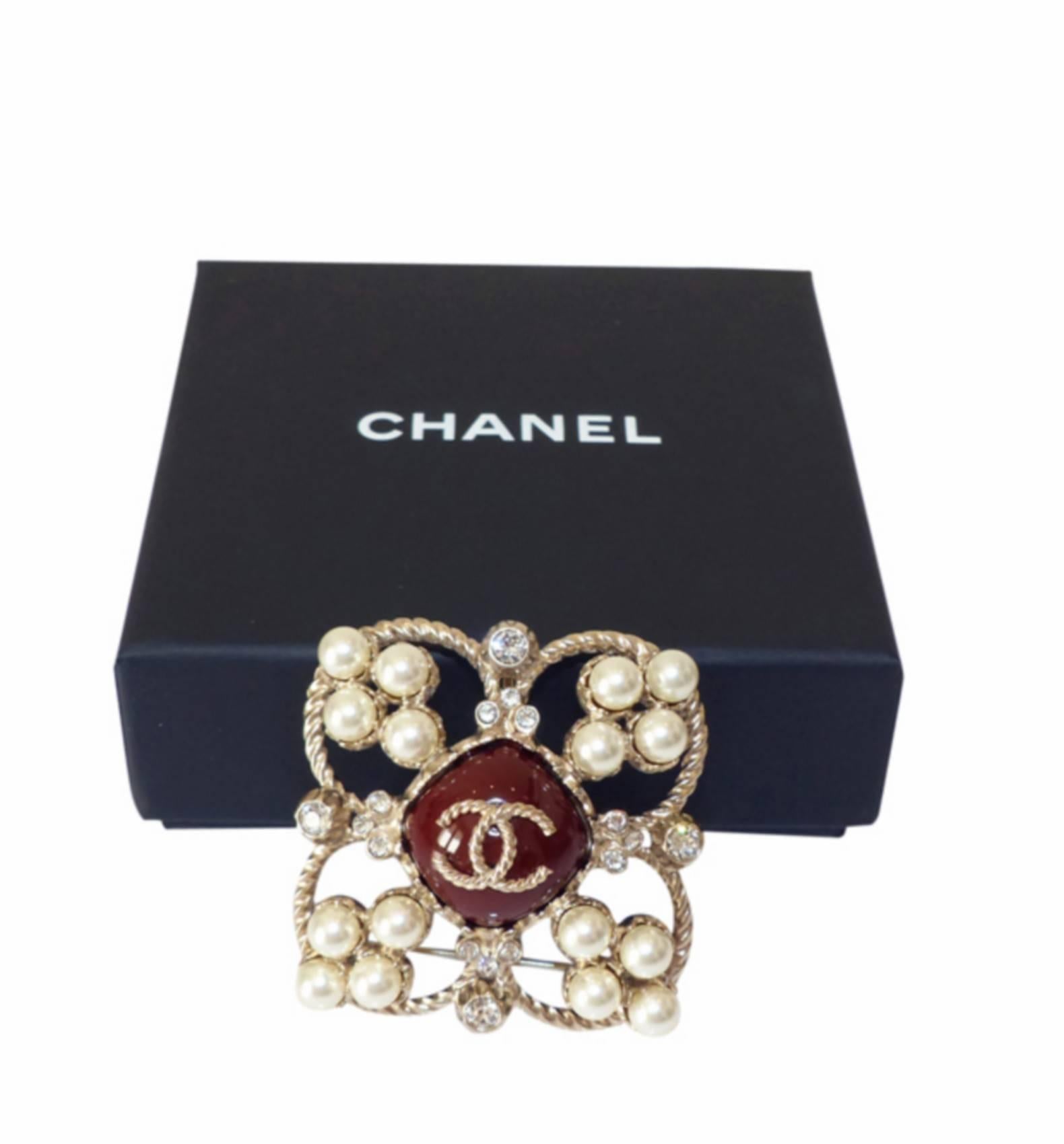 MA-GNI-FIC Chanel Brooch Paris Edimbourg Pearls and CC logo Excellente Condition In Excellent Condition In VERGT, FR