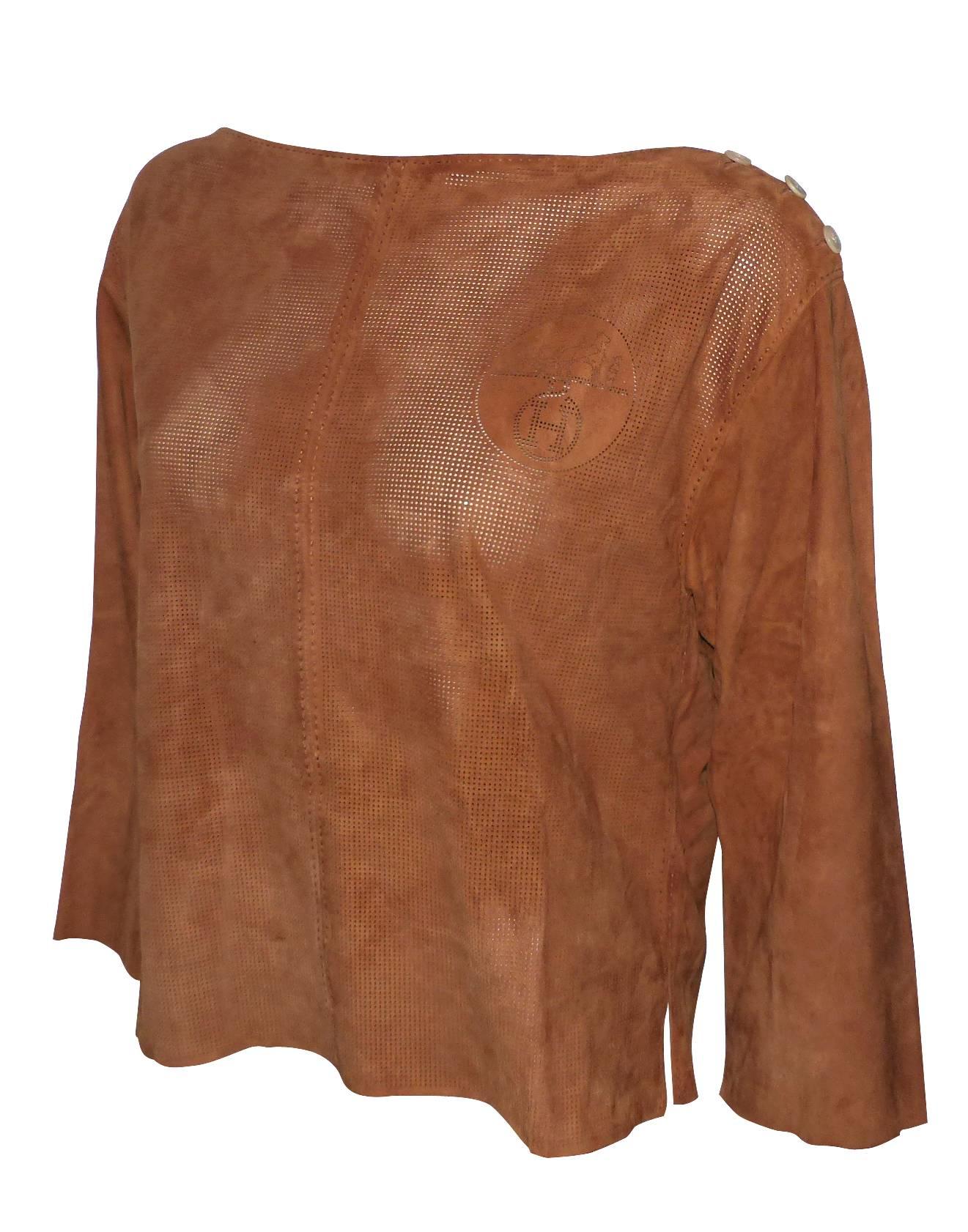Gorgeous Hermes Tunic Perforated Brown Suede
Shape straight ample neckline
Hermes mother-of-pearl buttons
Sleeves 3/4
Mint condition - Worn 1 time
it is rated 36 french size
but suitable for a 38 and 40 
Please look at the dimensions : 
Overall