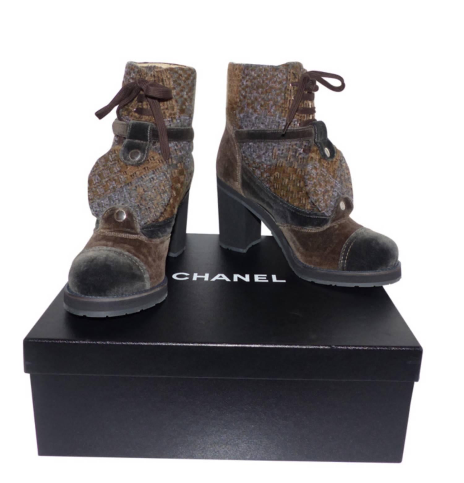 Beautiful pair of low boots Chanel in velvet bicolor brown and gray
Camel and gray tweed upper
Chanel silver lace and buckle
Heels in black gum.
Beige leather lining
EXCELLENTE CONDITION / LIKE NEW 
Its comes with Chanel box 
Long totale - Total