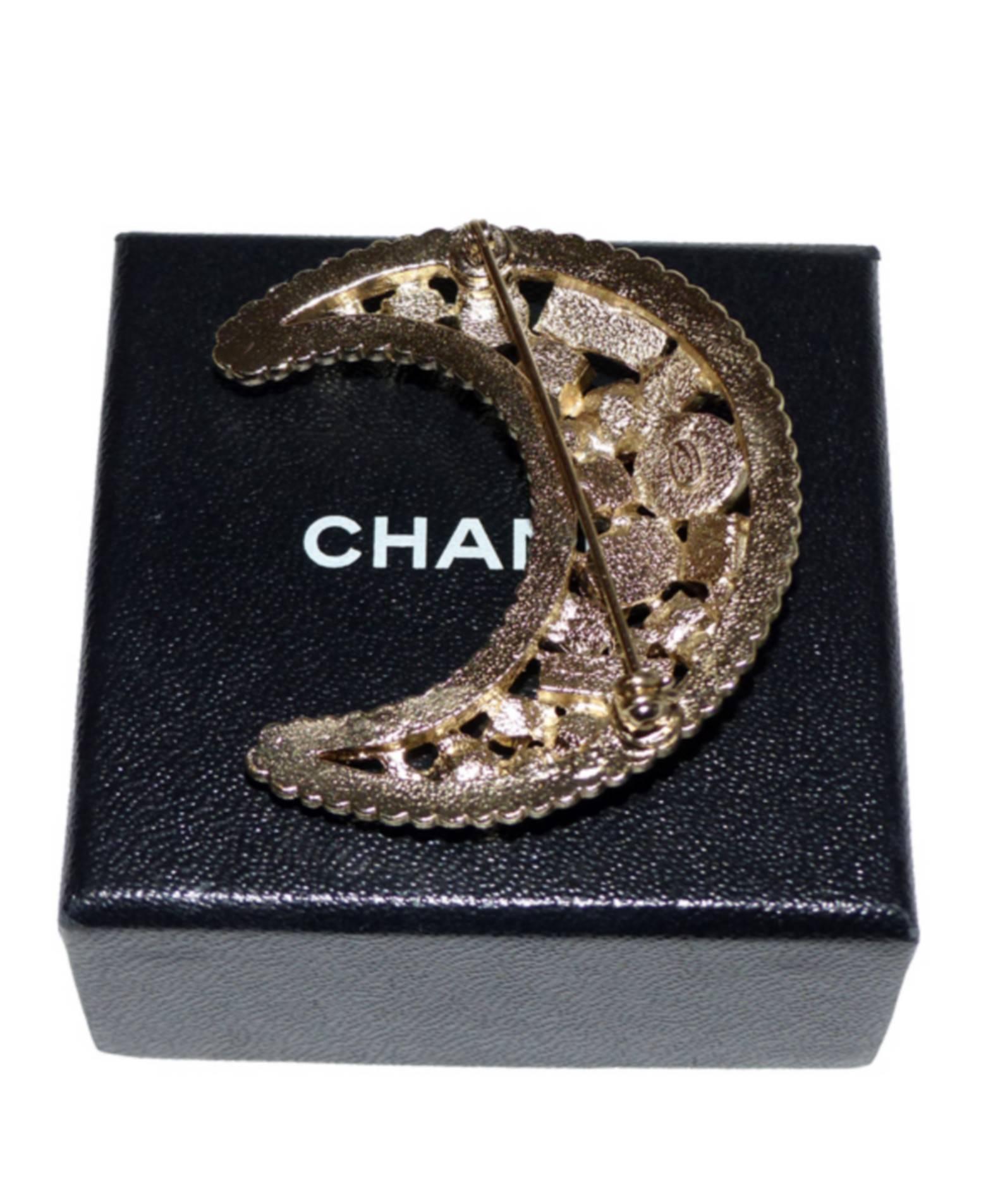 Stunning chanel moon metal brooch.
Set with red, blue, violet and turquoise stones.
Contours in fine pearls.
Signature on the back
Comes with box and bag Chanel
Dimensions : 
Width - Width: 5.5 cm / 2.15 