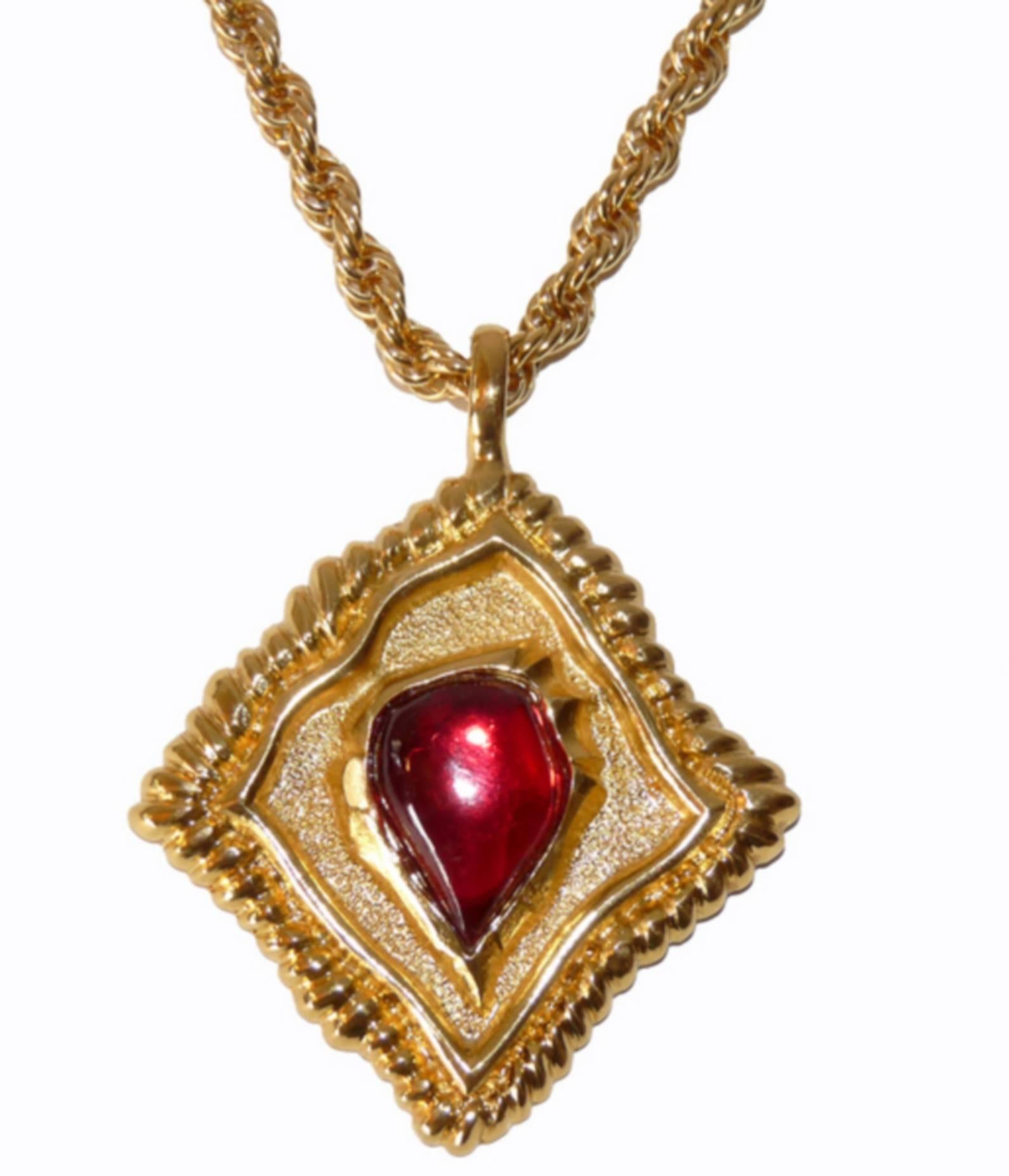 Beautiful Vintage long necklace with large metal plate adorned with a large red synthetic stone.
Pretty chain with braided links.
Large panther head clasp.
Small signature plate Scherrer
Good condition.
 DIMENSIONS
Chain Length: 69 cms / Length: