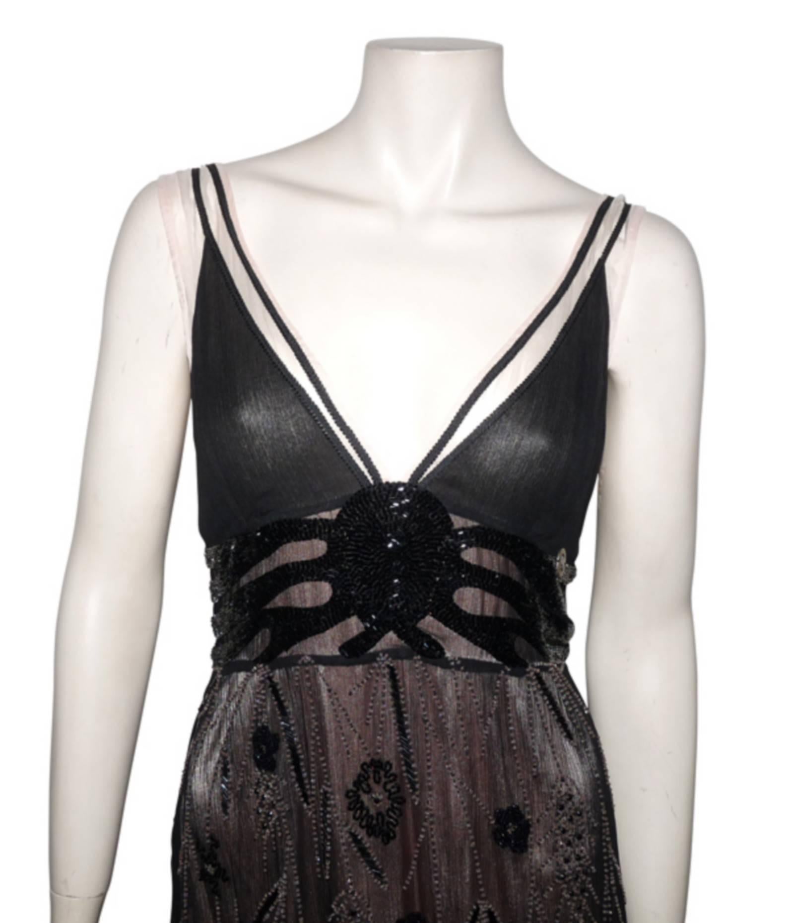 MAGNIFIC strapless black dress that leaves the transparency of its old rose silk base.
V-neckline and waist with a black rosette embroidery.
The bottom part embroidered with fine old pink and black beads.
Zipper.
Composition: 100% silk 
Excellente