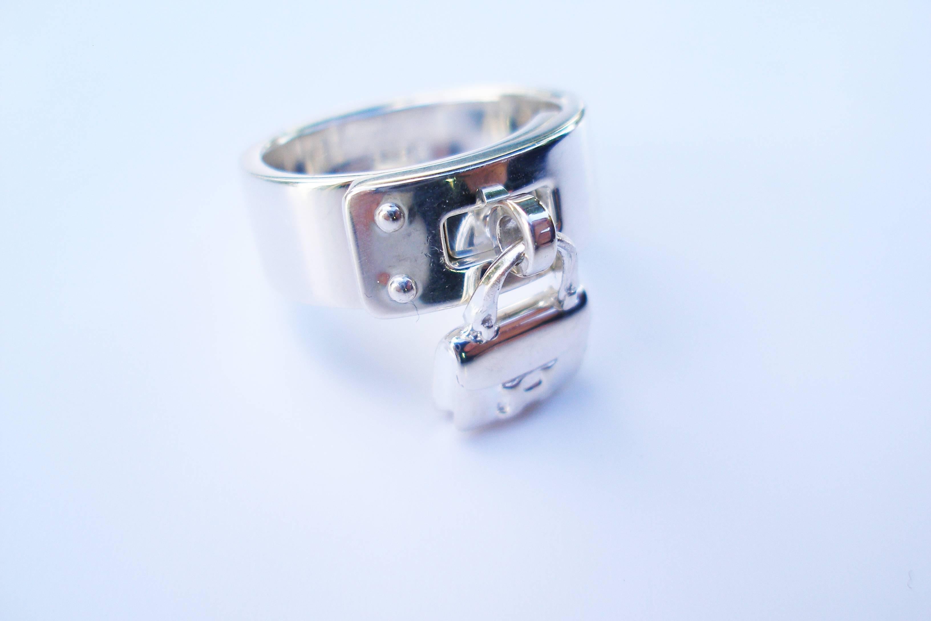 Magnific Hermès Ring
Modéle : Amulette Constance 
Size : French size : 54 or 13/13.5  usa size 
Width of the ring : 0.8 cm 
Weight 11.8 g
Dimensions Amulette Constance: 1 x 0.7 cm
Stamped Hermès Made in France 
PLEASE NOTE : 
Ring with micro