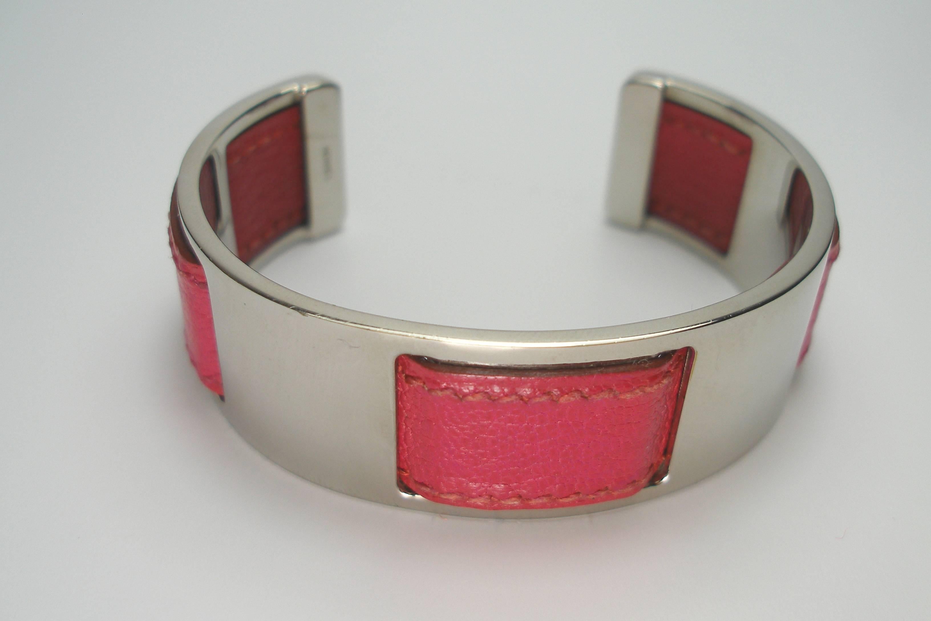 COLLECTIBLE AND RARE Martin Margiela for Hermes 
Vintage 1998 
Pink box leather and palladium
They are signed Hermes. 
Good condition 
Diameter : 5.5 cm 
Width : 2 cm 
Sorry no box , its comes with Hermès shopping bag and ribbon 
INTERNATIONALS