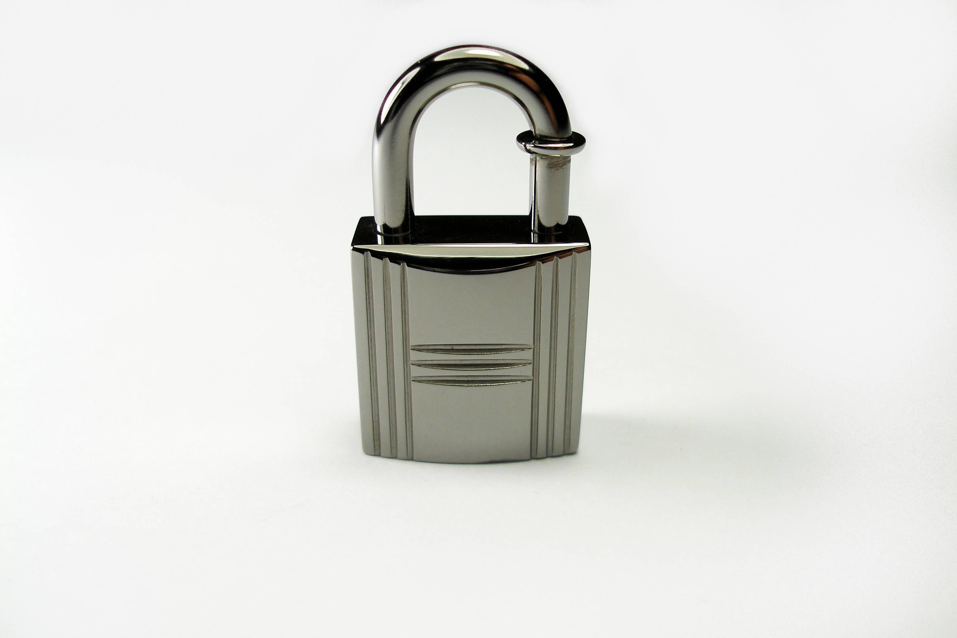 VERY RARE Ruthenium Hermès Cadenas lock Charm
Dimensions : 2 X 2 cm 
BRAND NEW 
Its comes with Hermès shopping bag and ribbon 
INTERNATIONALS BUYERS CUSTOMS DUTIES AND TAXES ARE INCLUDED
Thank you for visiting my shop !