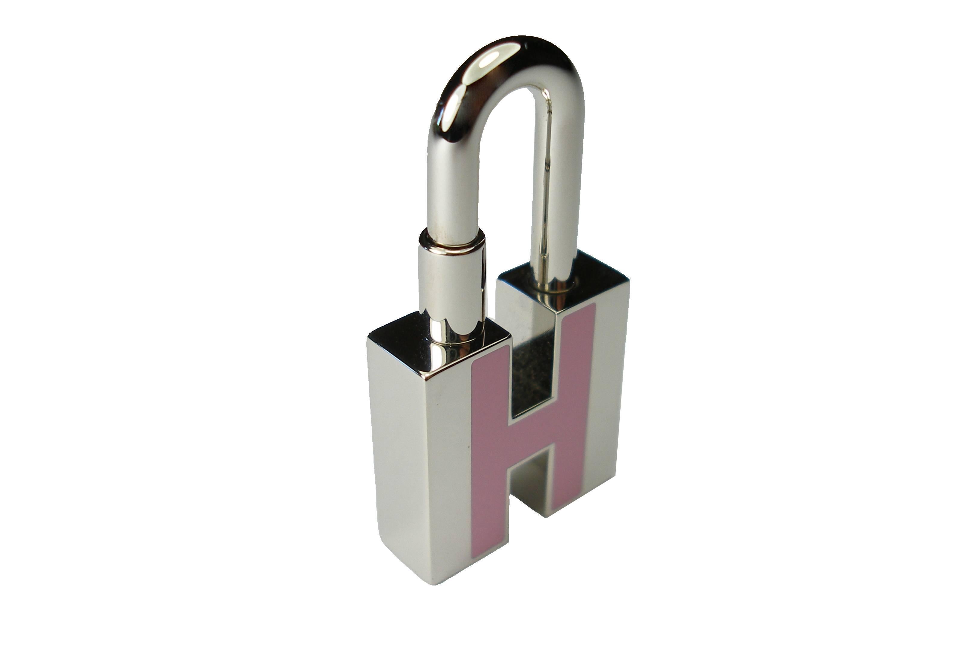 Rare Pink Enamel and Palladium Lock Charm
BRAND NEW 
Dimensions : 2 x 2 cm 
Its comes with Hermès shopping bag and ribbon 
INTERNATIONALS BUYERS CUSTOMS DUTIES AND TAXES ARE INCLUDED
Thank you for visiting my shop !