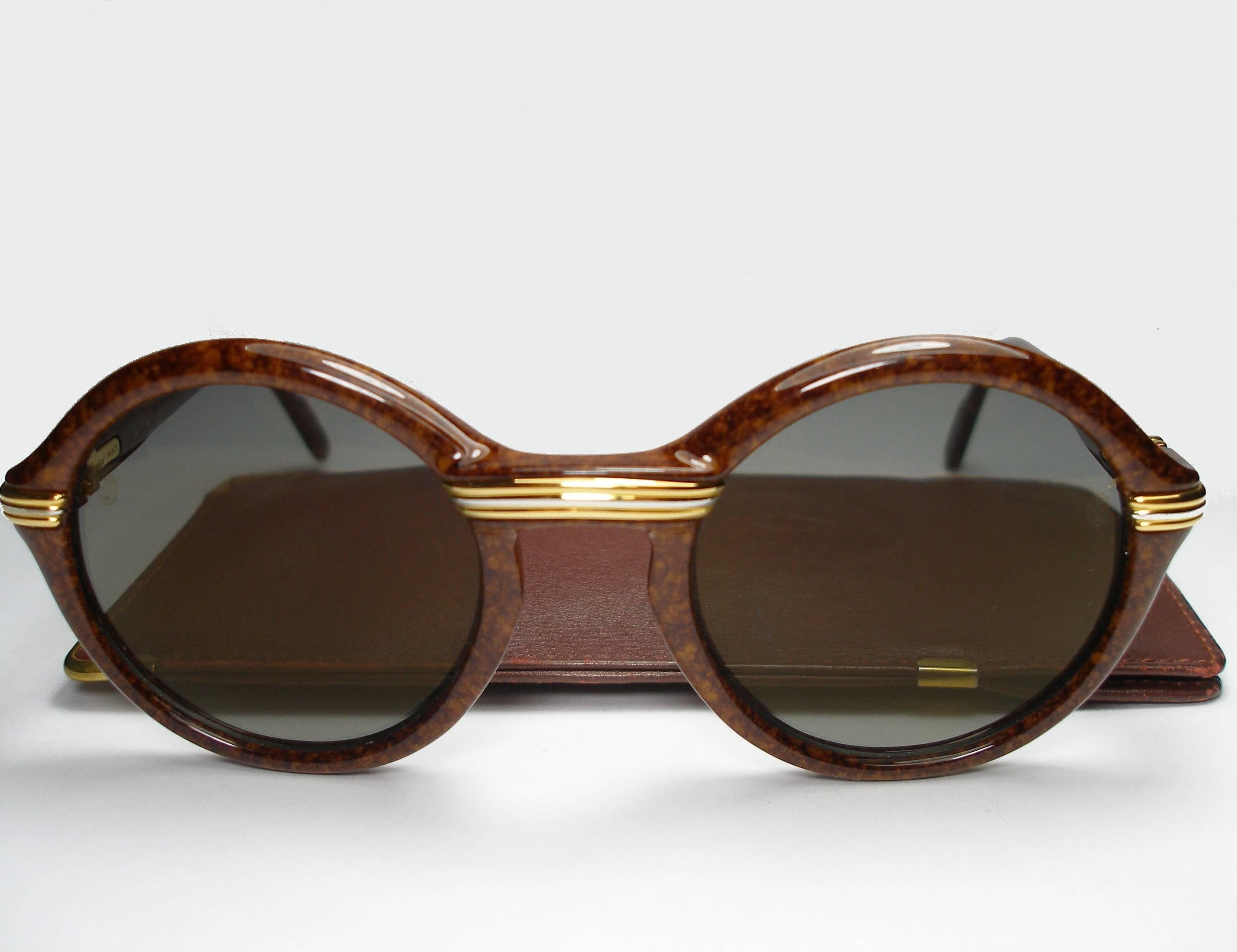 All the orders are delivered in présents packages for Christmas
Vintage and MAGNIFIC Cartier Sunglasses 1991's
All hallmarks 
Light signs of wear. Excellent condition
This item includes its original leather Cartier sunglasses case.
Colour: Brown,