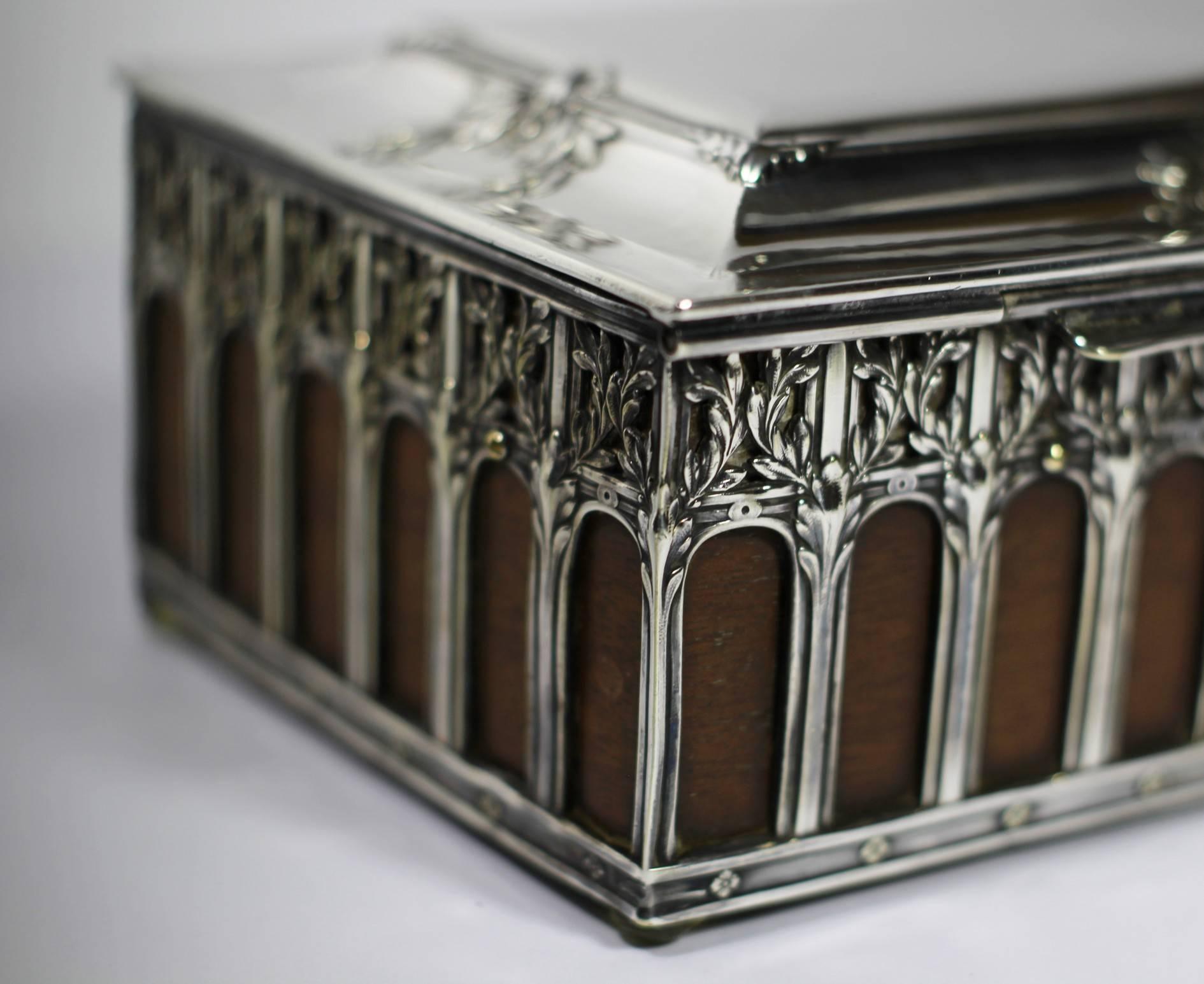 ABSOLUTY COLLECTIBLE Antique French Art Déco Gallia Box Circa 1920 In Good Condition In VERGT, FR