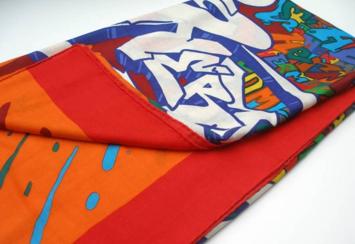 All the orders are delivered in présents packages for Christmas
HERMES shawl in cashmere and silk.
Directed by graffiti artist Kongo, Hermès put it to use to create a graffiti collection of the famous square. Part of the profits went to the Kongo