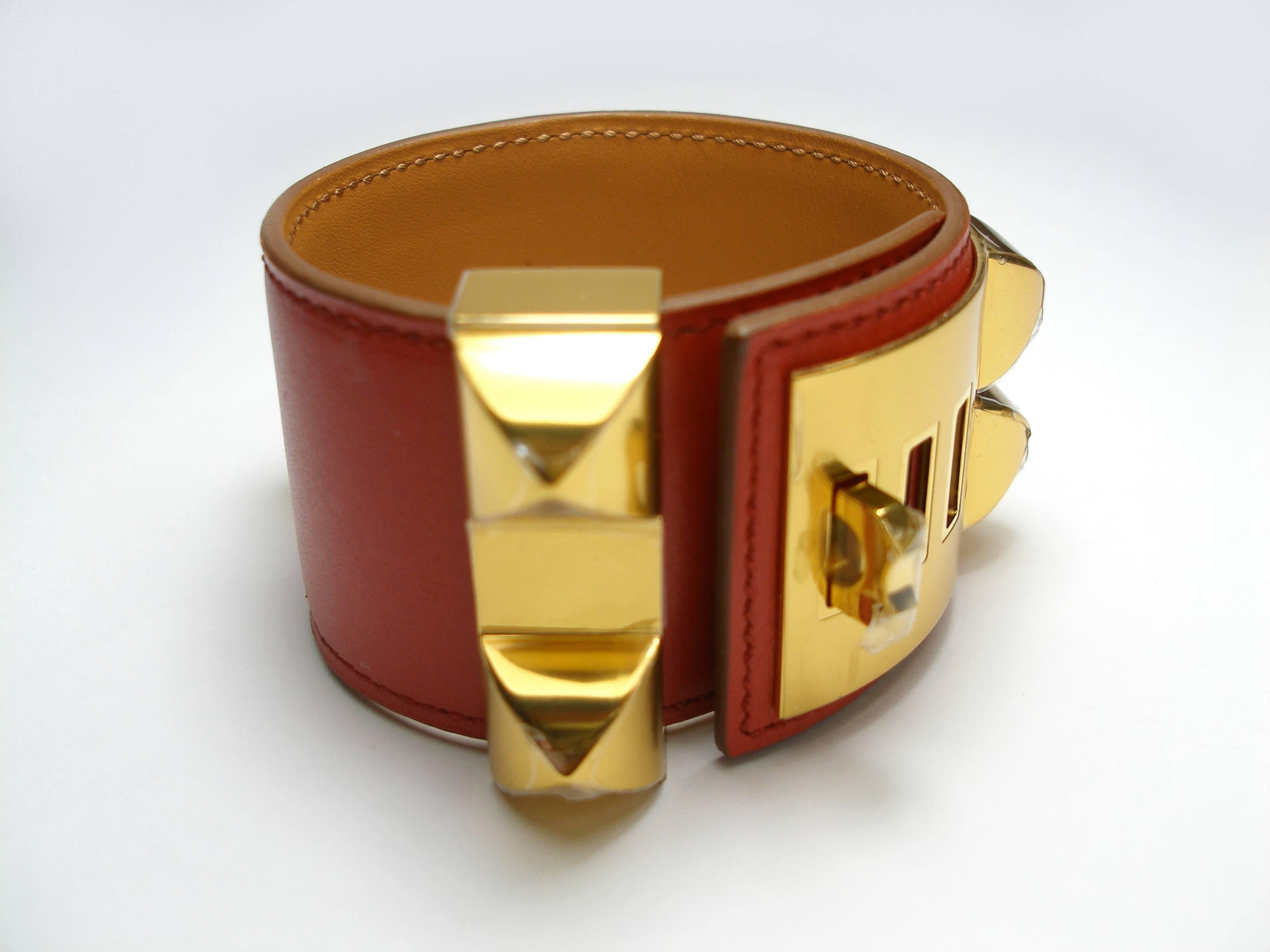 All the orders are delivered in présents packages for Christmas
Hermes bracelet in Swift leather
Gold plated hardware
Color : sanguine
Onze size 
Adjustable
4 possibilities 15.5 cm à 18.5 cm or 6.1 to 7.2 inches 
Stamp R in square . Production