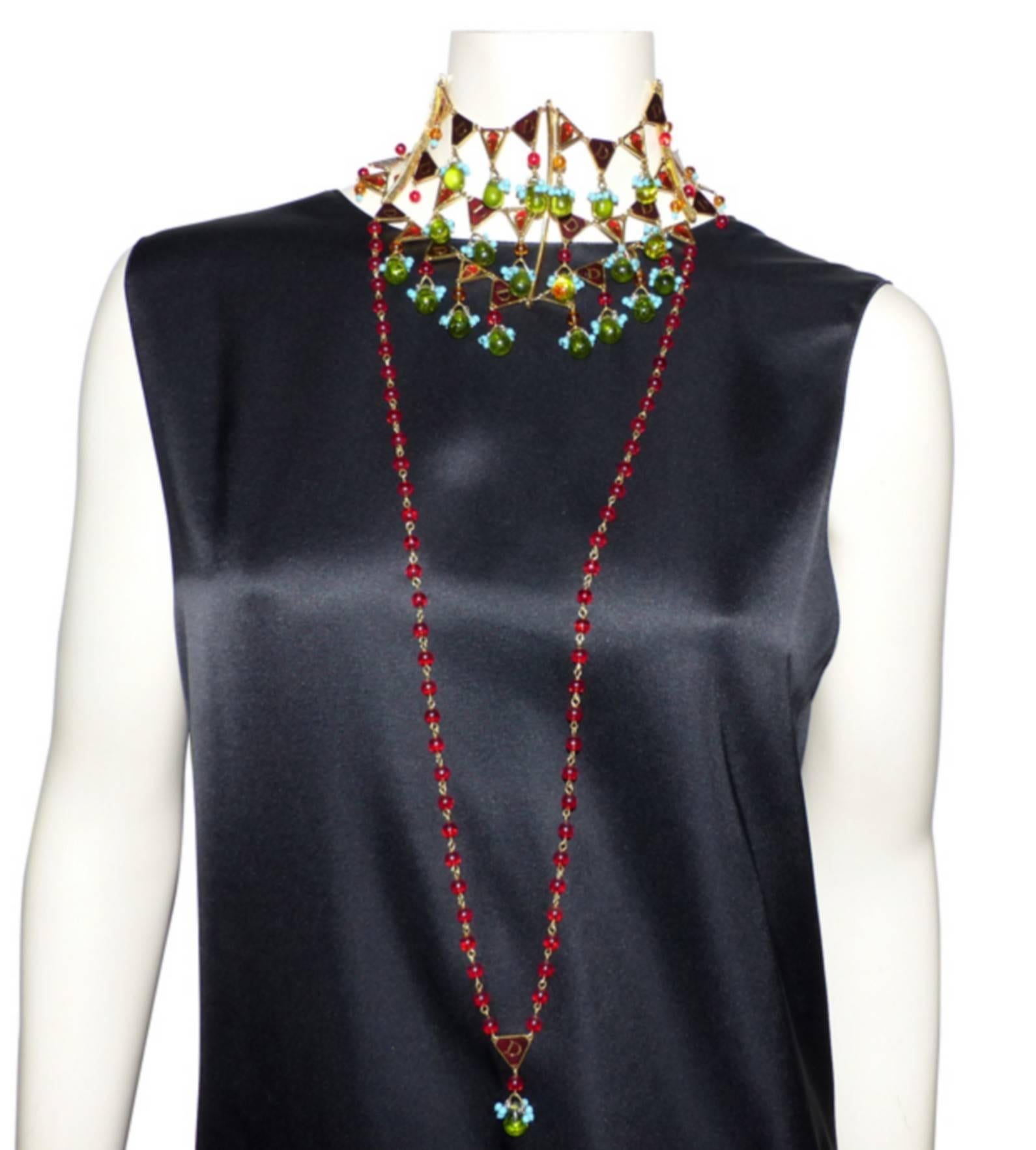 Beautiful necklace Christian Dior necklace in green glass beads, red and turquoise.
Medor spirit choker and hook closure on a link chain.
Hinged base in gold metal and faceted enamel logo D Dior
Long chain and gold metal and red beads.
 STATUS OF