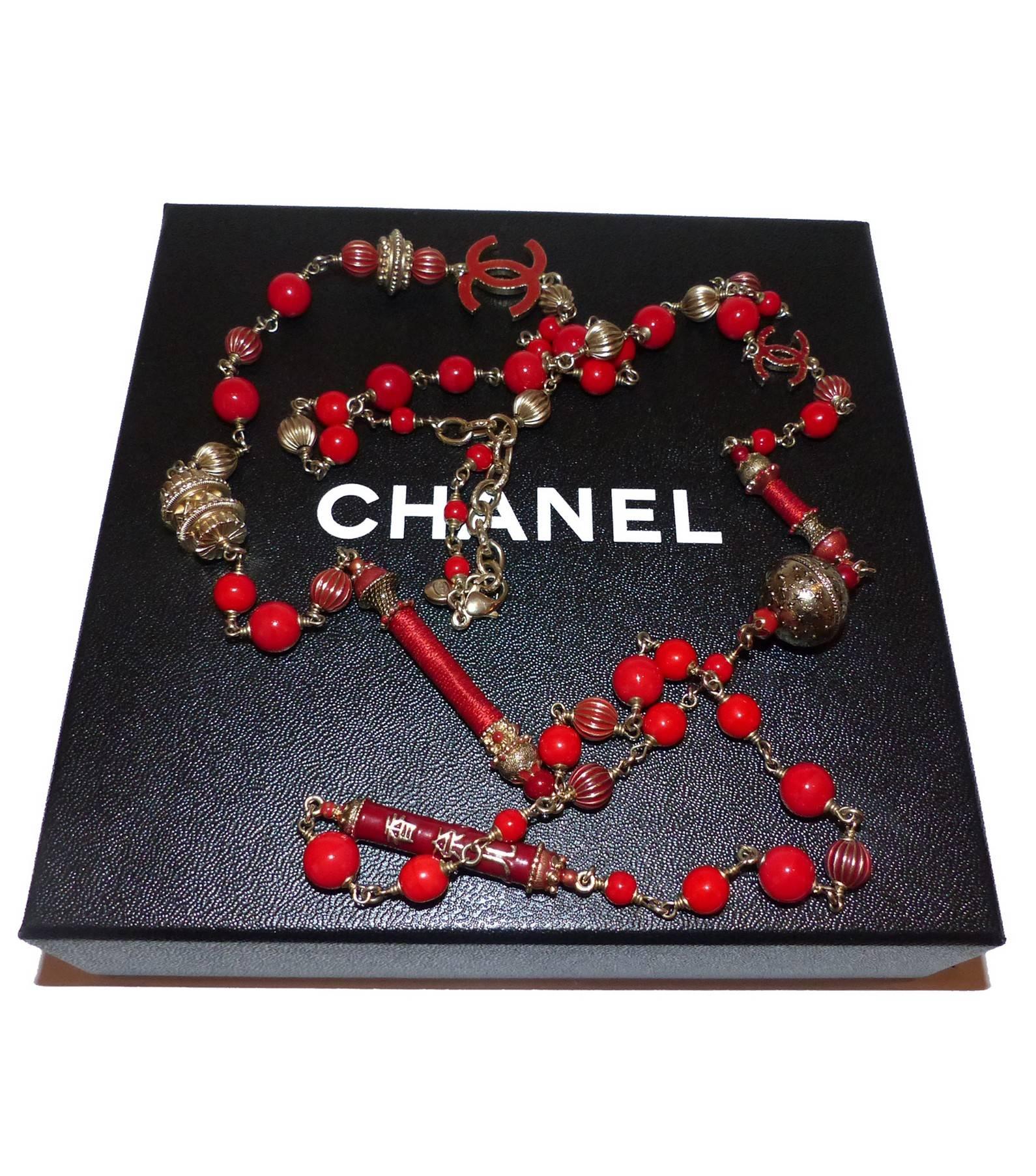 Beautiful necklace Chanel Paris Shanghai collection arts and crafts collection
Red glass beads and gold brushed metal
Chinese charms and double chanel symbol C
Lobster clasp closure
Chanel signature plaque
Excellente Condition 
Its comes with Chanel