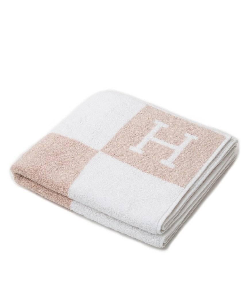 Rare Hermès Avalon Face Towel Créme and Noisette Color 99 cm x 57 / Brand New  In New Condition In VERGT, FR