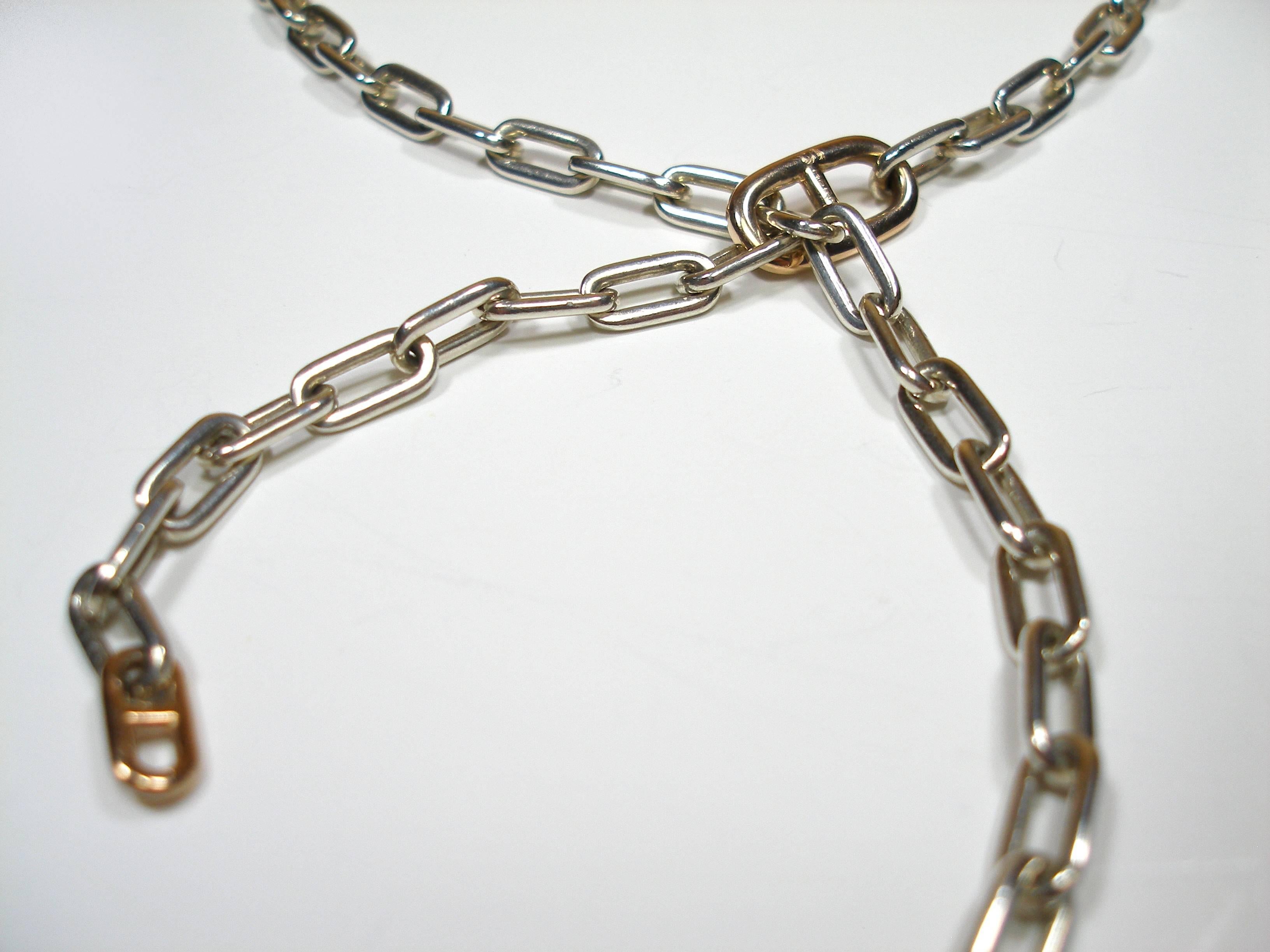 Rare Long necklace Hermès 
Modéle Feria
Ajustable
Signed Hermès 
Weight : 50 grammes
Silver 925 et gold 18 k ( 3 links )
Good Condition
Its comes with Hermès box and ribbon for XMAS
Thank you for visiting my shop !