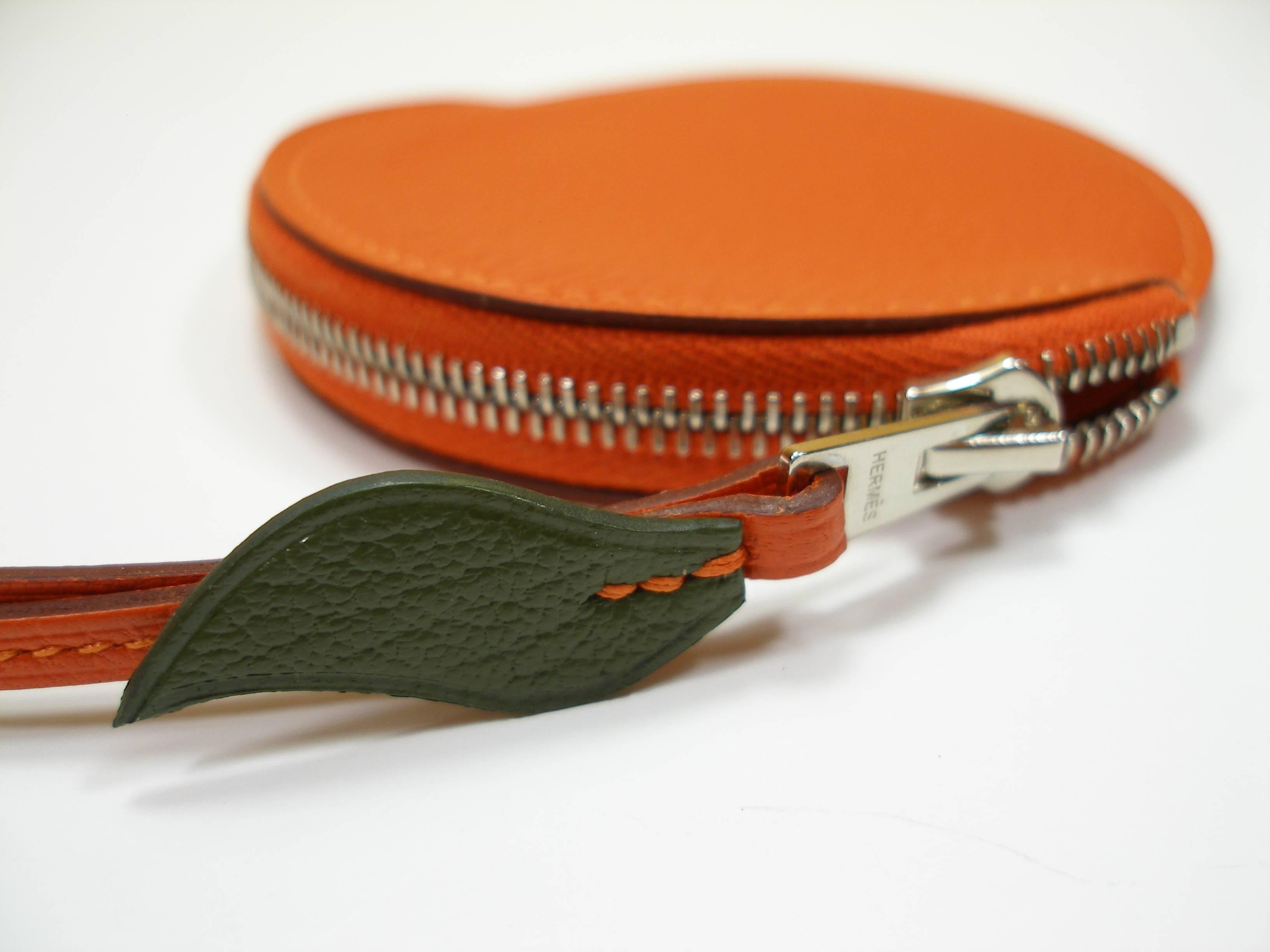 So cute !
Hermès Tutti Fruti Orange
Change purse and Charm bag 
Chèvre Mysore Leather
Color : Orange 
Stamp inside : Hermès Made In France
Year : X 
Code date inside 
Dimensions : 8x8.5cm - Dragonne 20 cm or 7.8" 
Brand New 
Its comes with