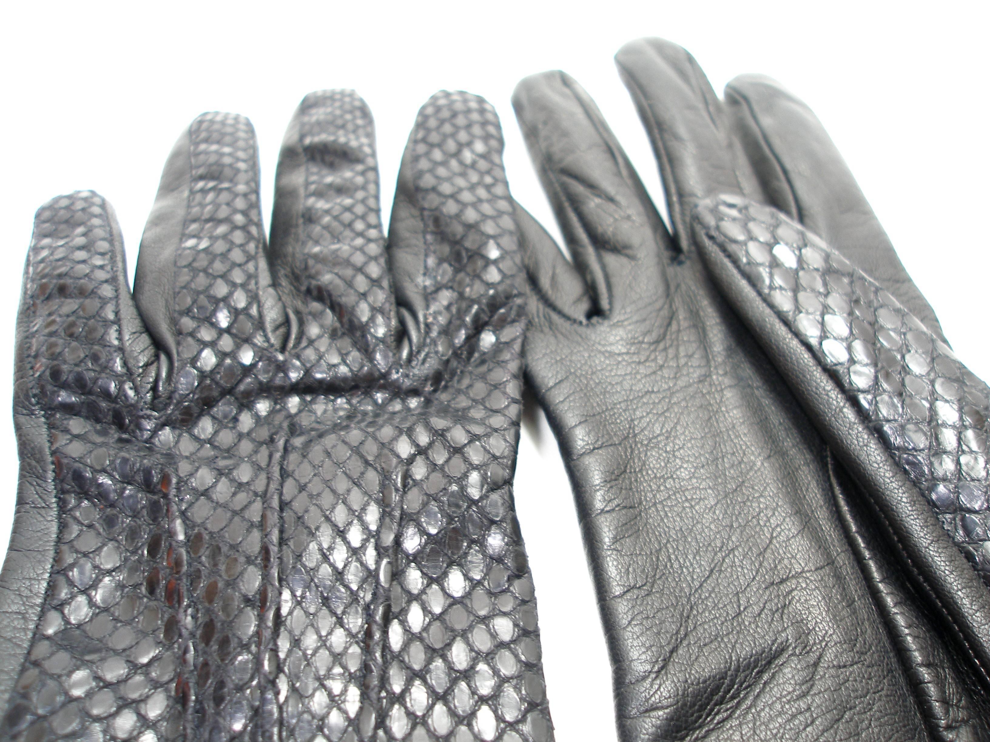 Vintage Yves Saint Laurent Black Python and Leather Gloves Size 6 / Like New  In New Condition For Sale In VERGT, FR