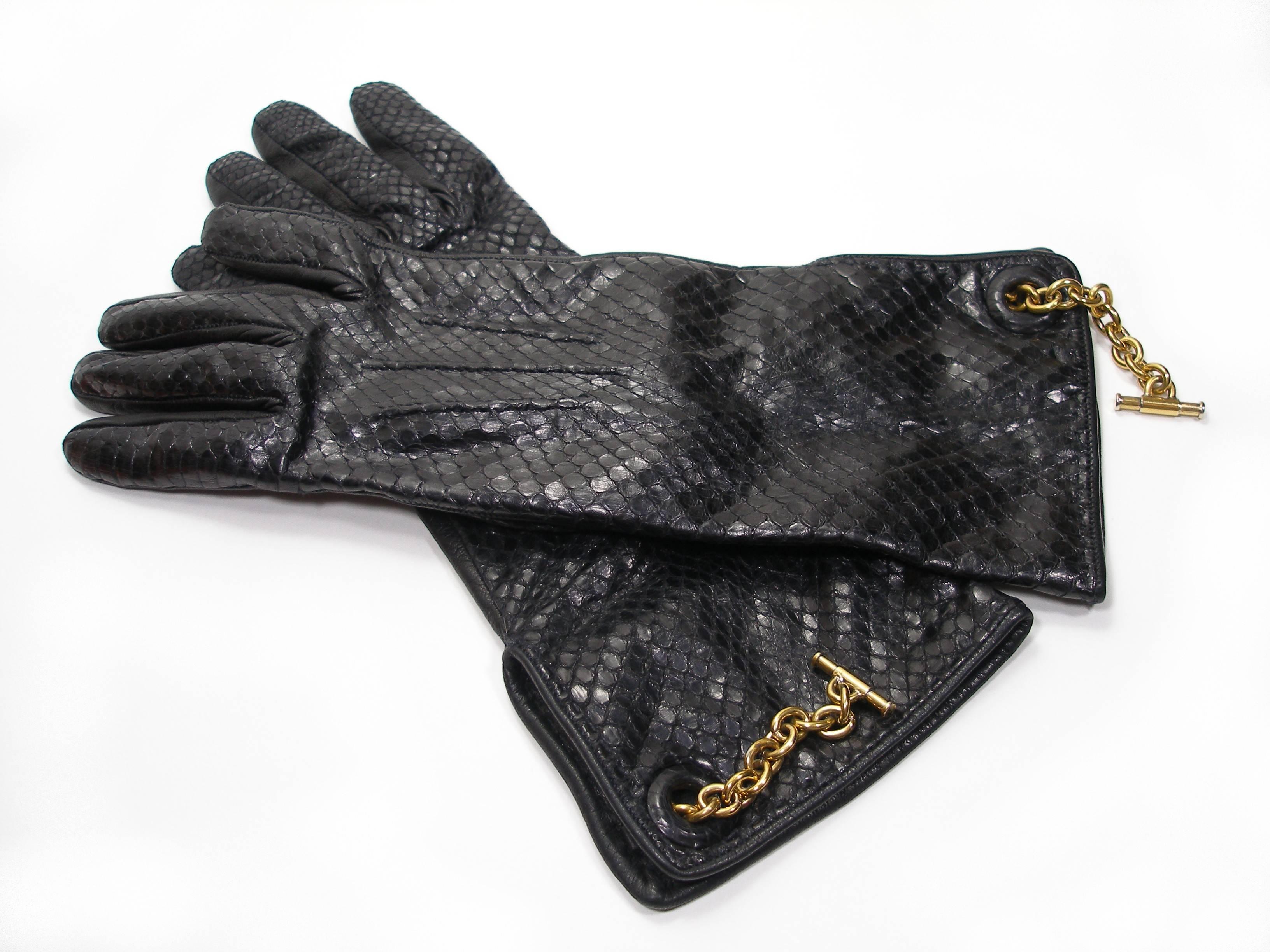 Stunning YSL Python Gloves
Size 6 FR / 
and gold hardware 
Rare in the second hand Luxury market
This pair of gloves is like new 
Included customs fees and vat
Thank you for visiting my shop !