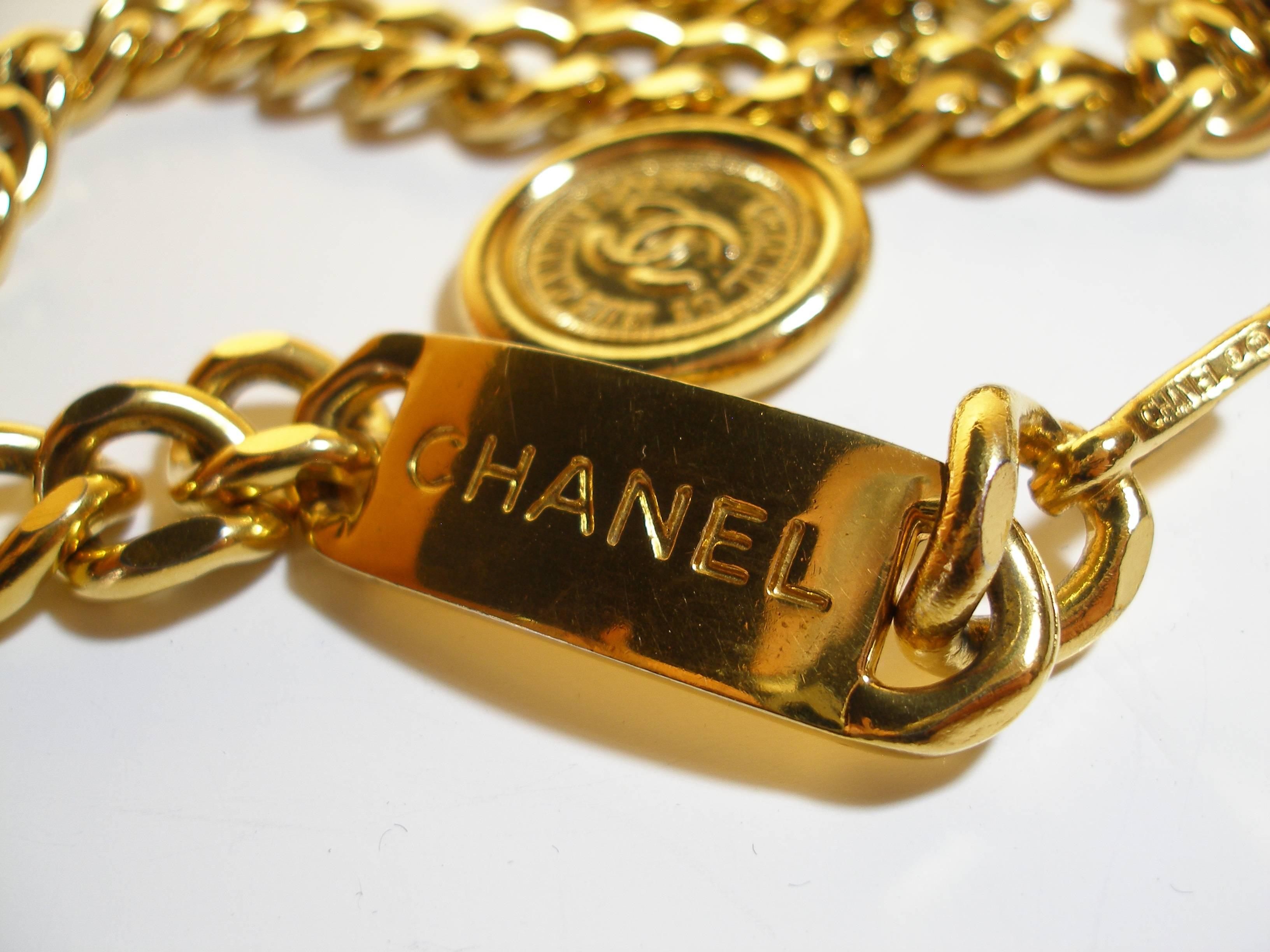  This authentic Chanel Belt in a very gently used condition. This stylish Chanel accessorie is ideal to jazz up any outfit. It is made out of 18k gold plate finish chain and a signature Chanel plate on the front.
Condition : USED
Please look at the