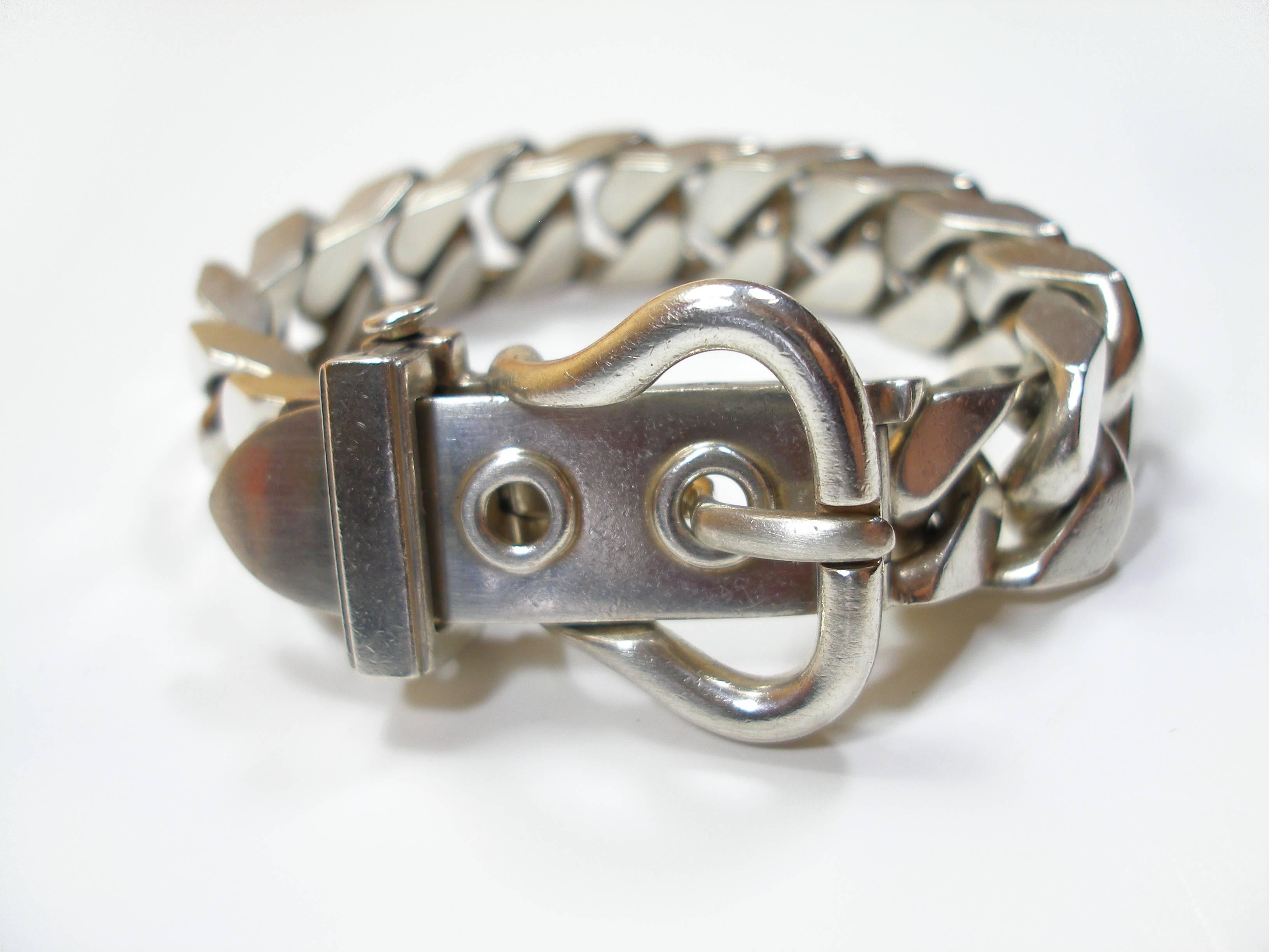 Difficulte to find in this size 
Vintage and collector / Sold out in shop 
Large Hermes Sterling Silver Buckle Motif Bracelet. 
The bracelet measures 23 cm or 9.05 end to end.
2 possible fasteners :  20 cm or 7.87 " and 21 cm or 8.26 "
The
