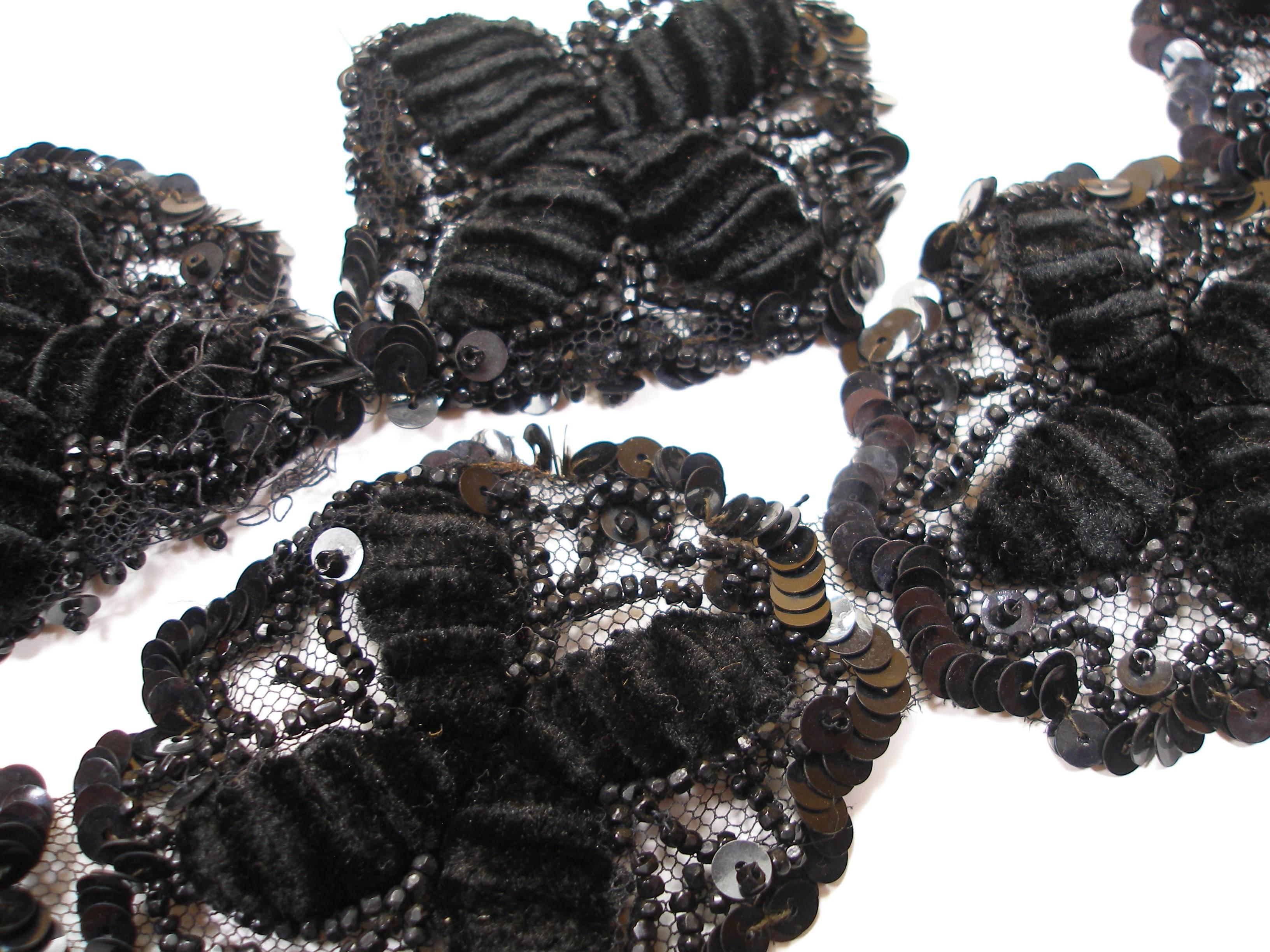 XXth Century Vintage Black Flowers Tulle Pearls Sequins / Good Condition In Good Condition For Sale In VERGT, FR