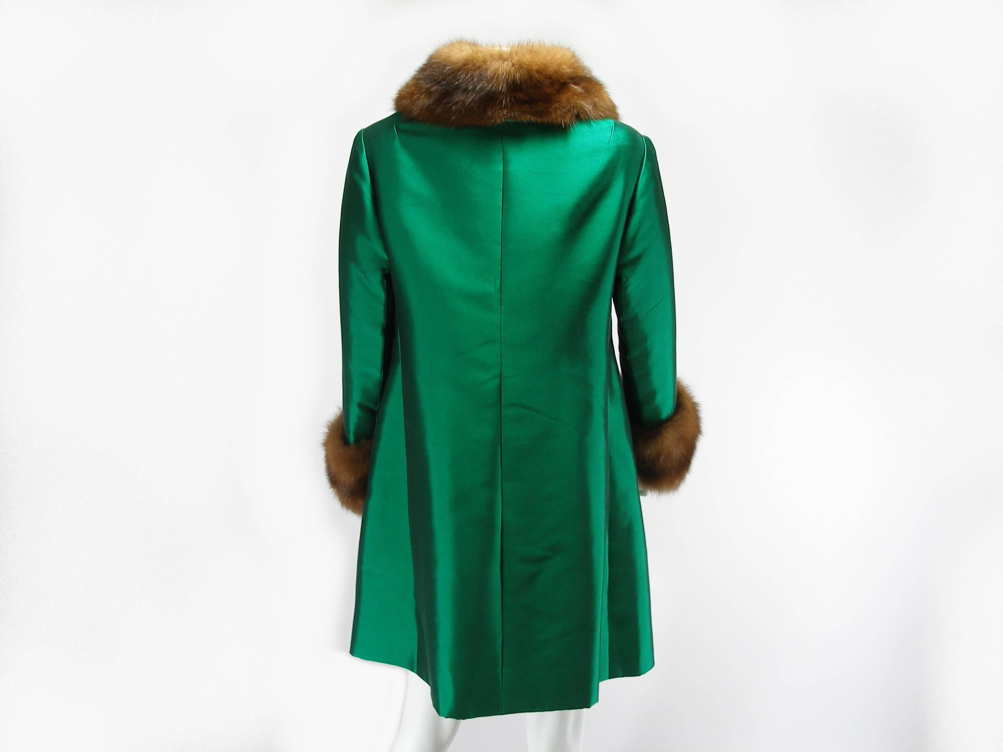 FANTASTIC Vintage coat Christian Dior 
Green Silk and Mink Fur
Pièce numéro : 654521
Total length: 85 cm or 33.46"
Shoulder width: 40 cm or 15.74"
Chest circumference: 99 cm or  38.97"
Sleeve length: 53 cm or 20.86"
Size estimed