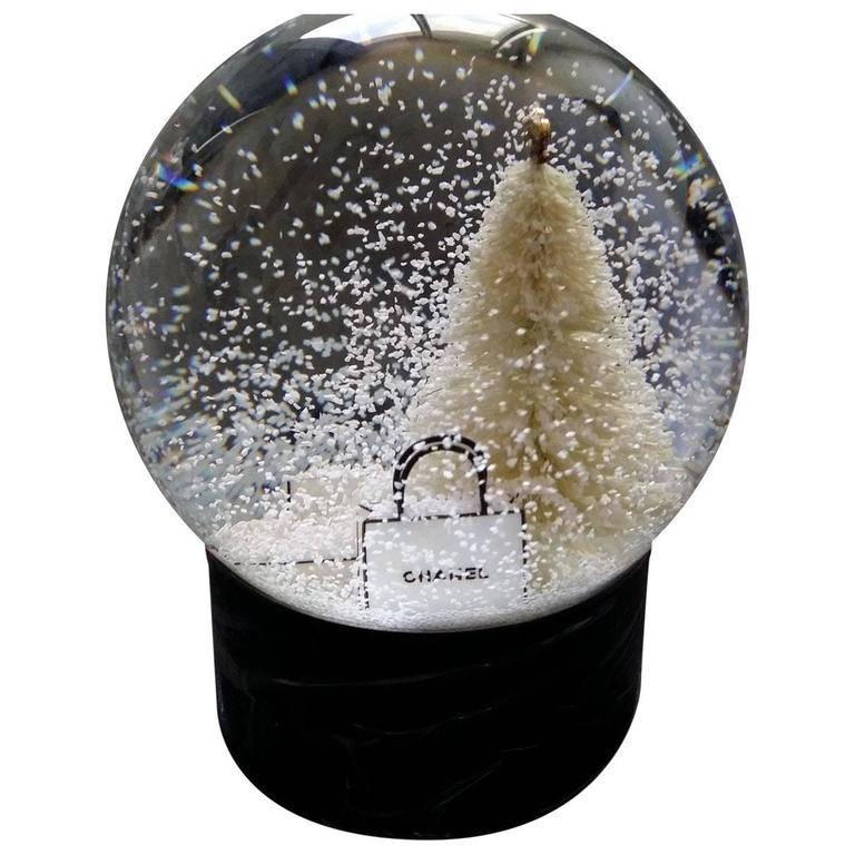 EXTRAORDINARY CHANEL SNOW BALL 
Chanel VIP Collectible, a absolutely amazing item for the Chanel enthusiast.
AS NEW  In Box.
GM SIZE : 7.5 X 13 cm
Its comes in original Chanel box ( the box is slightly - damaged )
INTERNATIONAL BUYER :CUSTOMS DUTIES