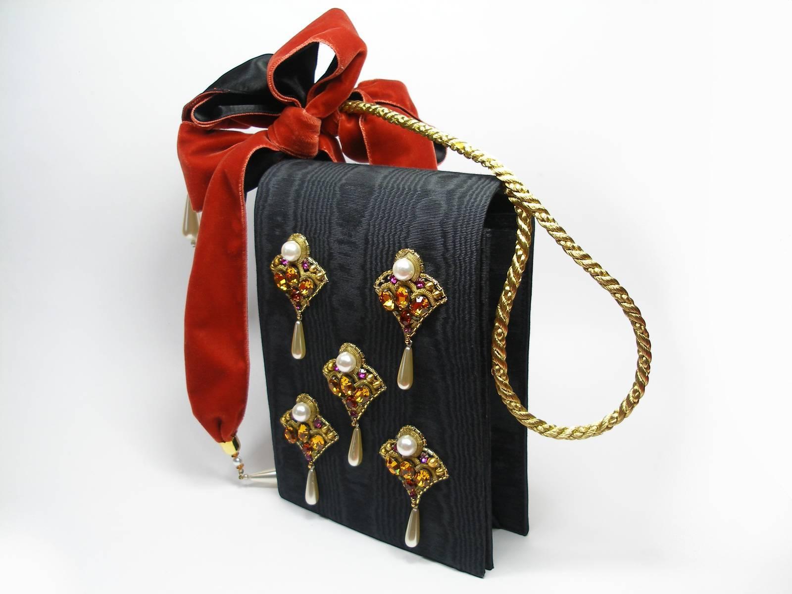 Pearl and Velvet Embellished Vintage Evening Bag In Excellent Condition For Sale In VERGT, FR