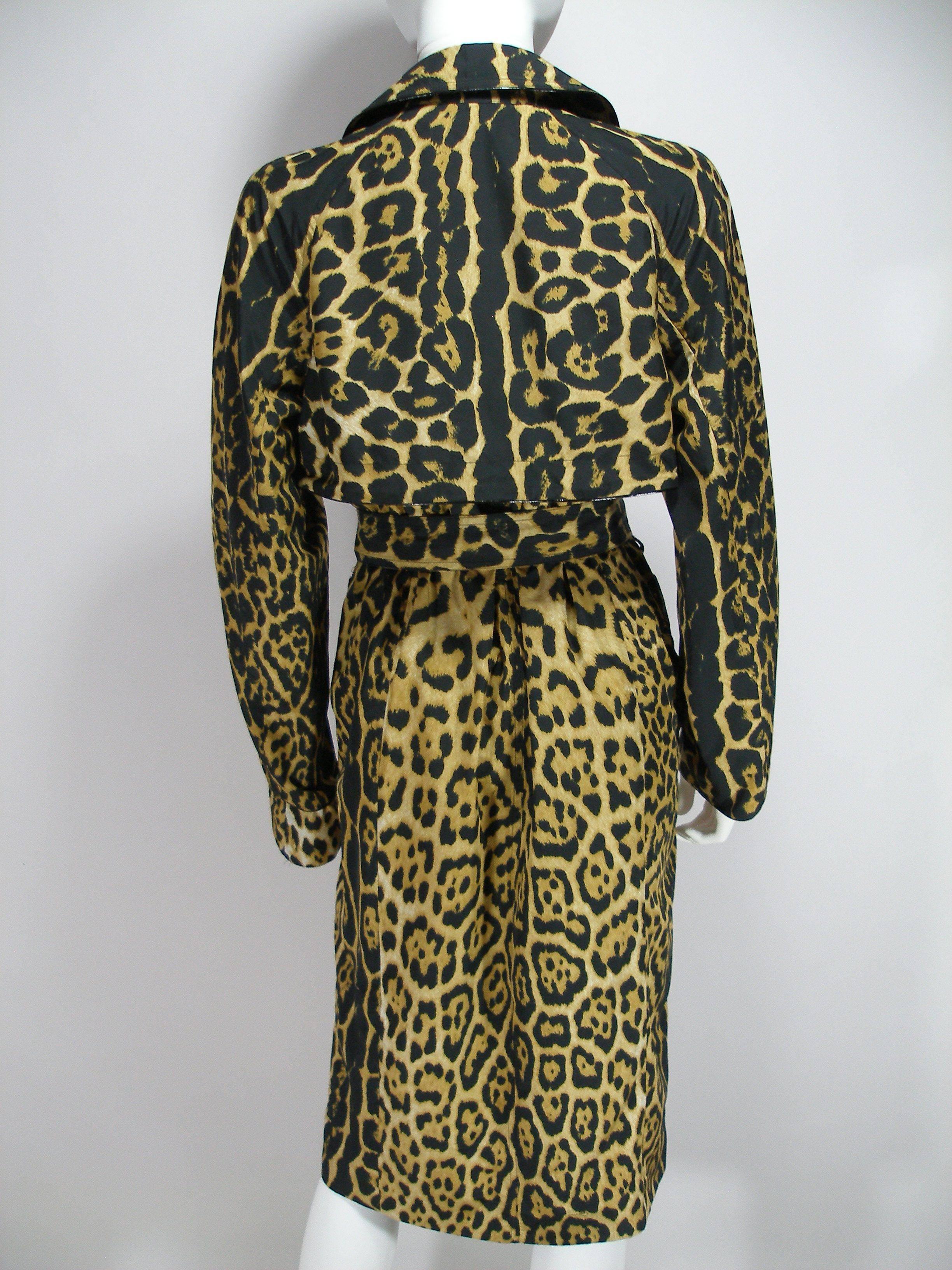 Magnific and Collectible Trench coat Tom Ford for YSL 
Very lightweight in leopard print fabric, double breasted and raglan pockets on the
front, long sleeves.
YSL is printed in several parts on this coat
Compostion : 100 % polyester and patent