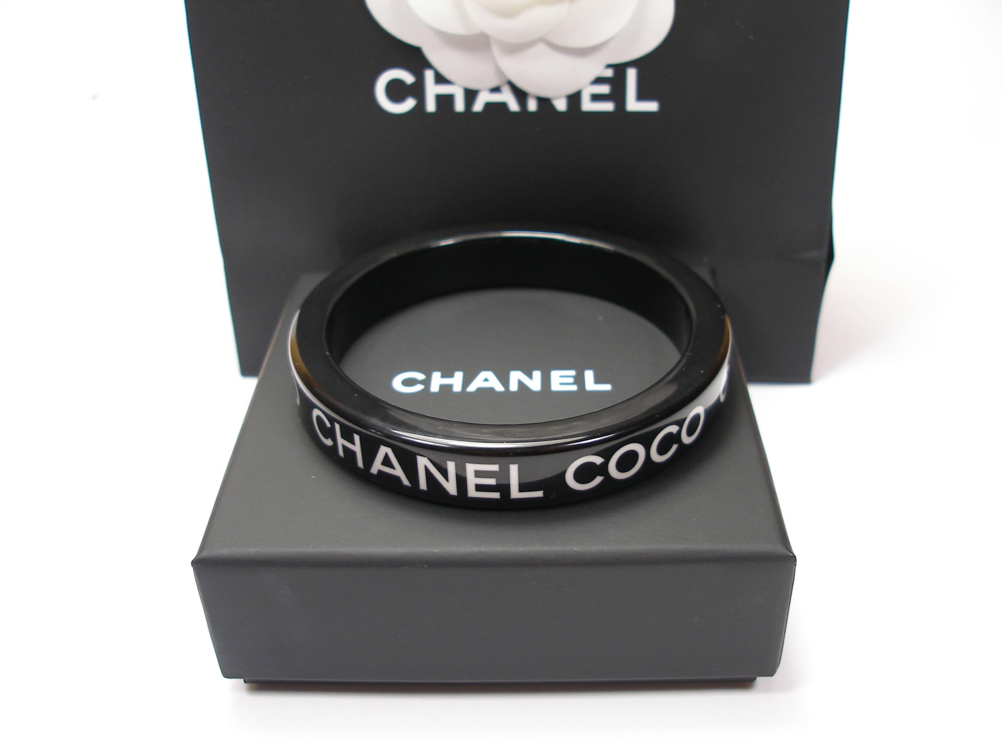 Difficulte to find 
Classique Bracelet Bangle
COCO CHANEL 
Résine Black and White 
Diameter inside 6.5 cm / Large Size
Width : 1.2cm
Stamp  inside : 10ccA Chanel Made in France
Good condition
Some micro scratches of use 
Customes fees and vat are