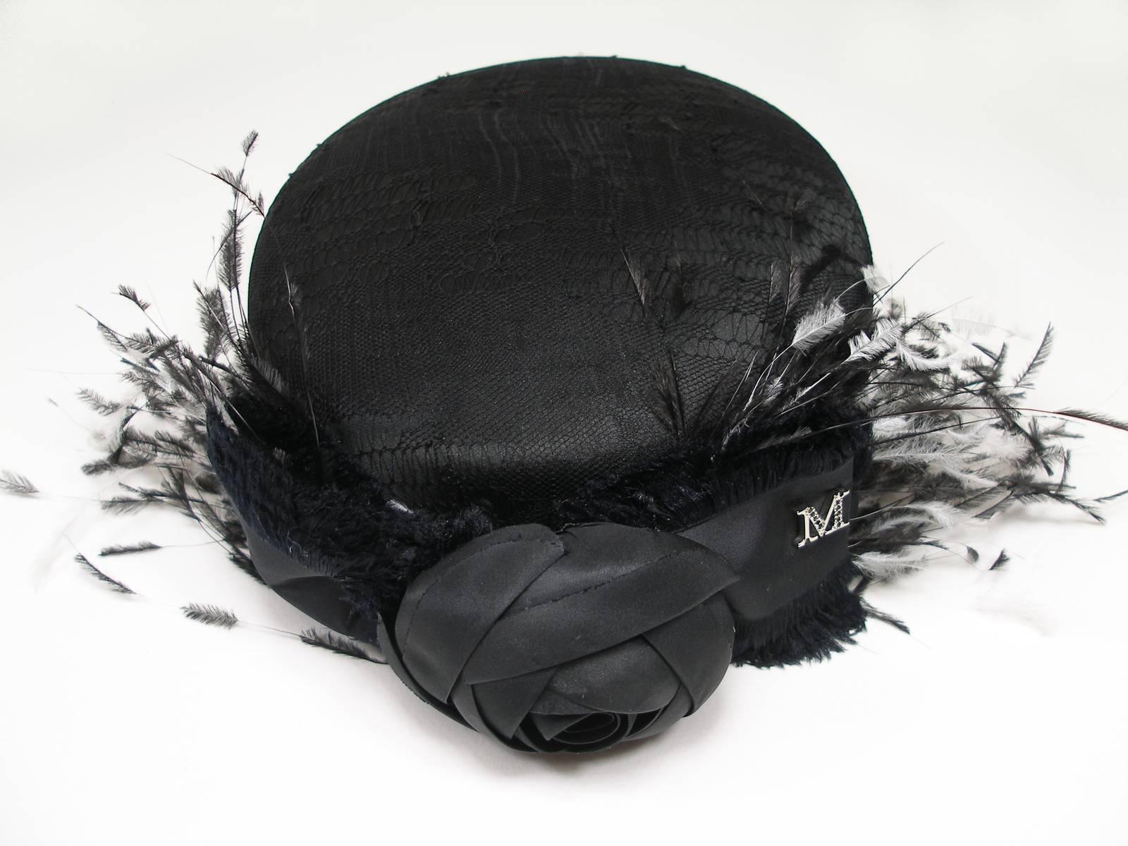 Spectacular Hat Maison Michel Paris Made In France 
Feathers and Silk 
S size or diameter intérieur 48 cm or 18.89
Hat Dimensions  : 18 x 16 cm or 7.08 x 6.29 
